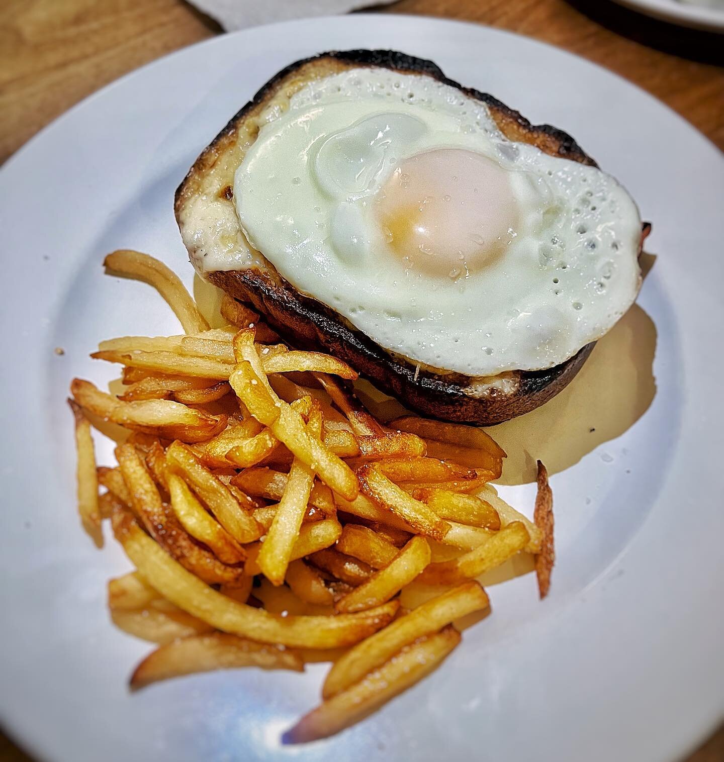 Today&rsquo;s experiment in the kitchen: 
Croque Monsieur avec pommes frittes 🍳🇫🇷 D&Eacute;-LI-CIEUX 👌

Early bday celebration de mi @natalia.mrey 🥳 Got rained out so decided to bring the restaurant to her ☺️ 

Croque Monsieur hack: Used an alfr