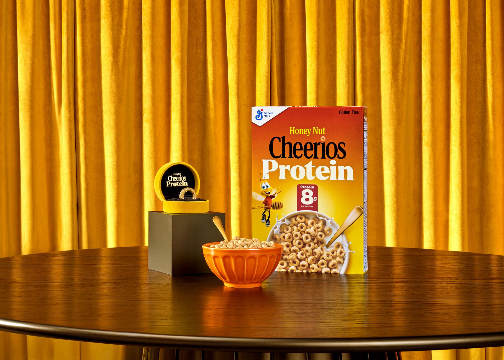 A commercial product shot for Honey Nut Cheerios produced by Suzanne Clements, photographer/director/animator in Chicago, Illinois. 