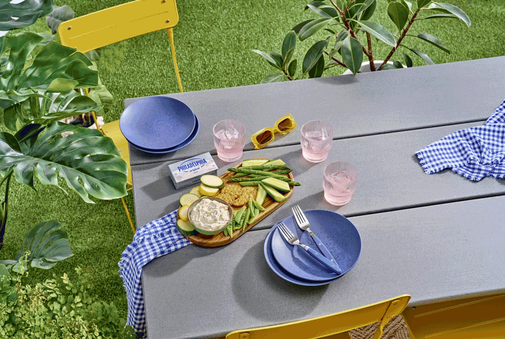 Animated GIF demonstrating the appearance of a gray set and then the post production when the color is added