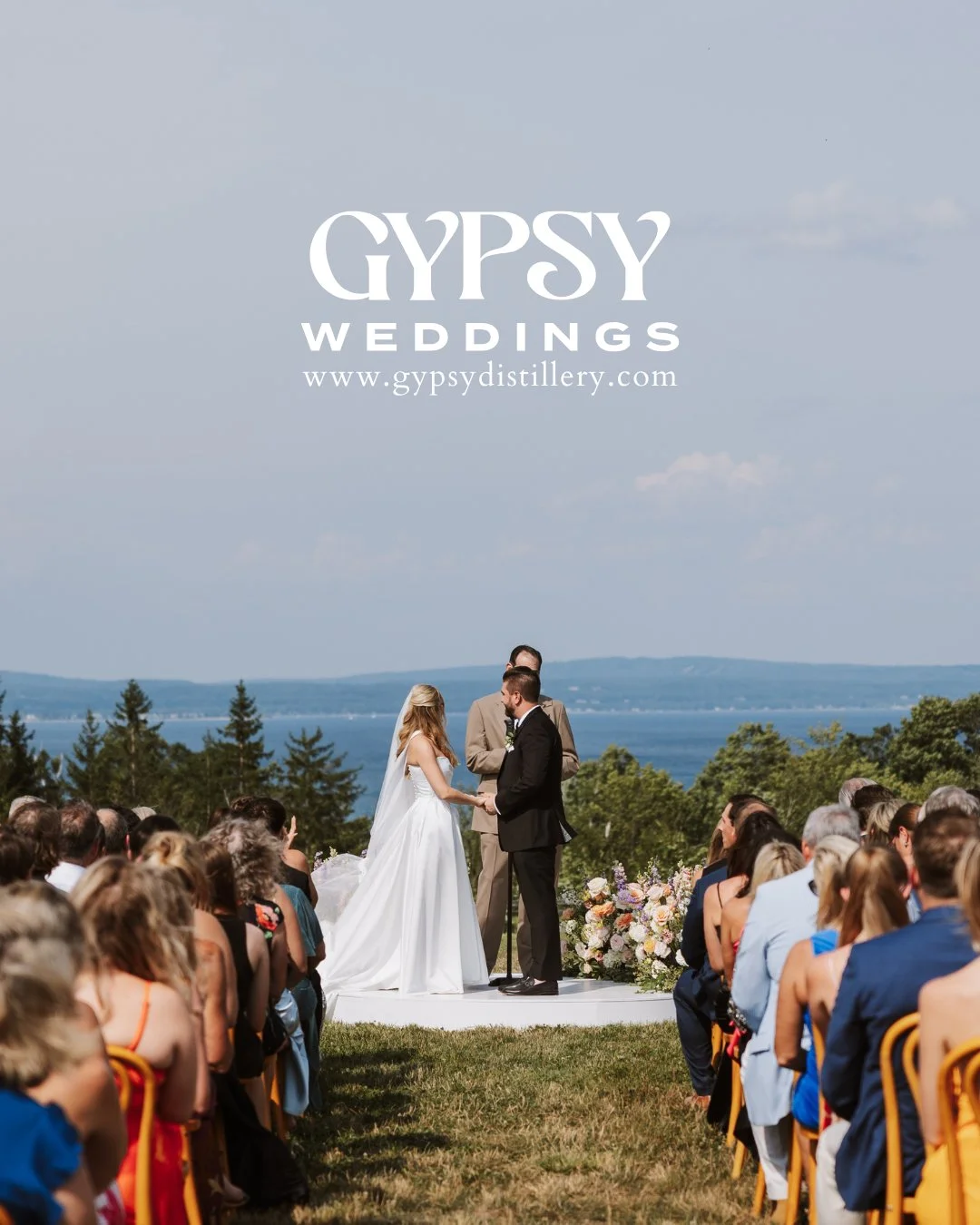 The most stunning setting to celebrate your forever love 🩵🌊💍

Photographer: @megan_peirona_photography
Florist: @arpontius
Rentals: @timelesseventrental
Planning: @paperhatweddings