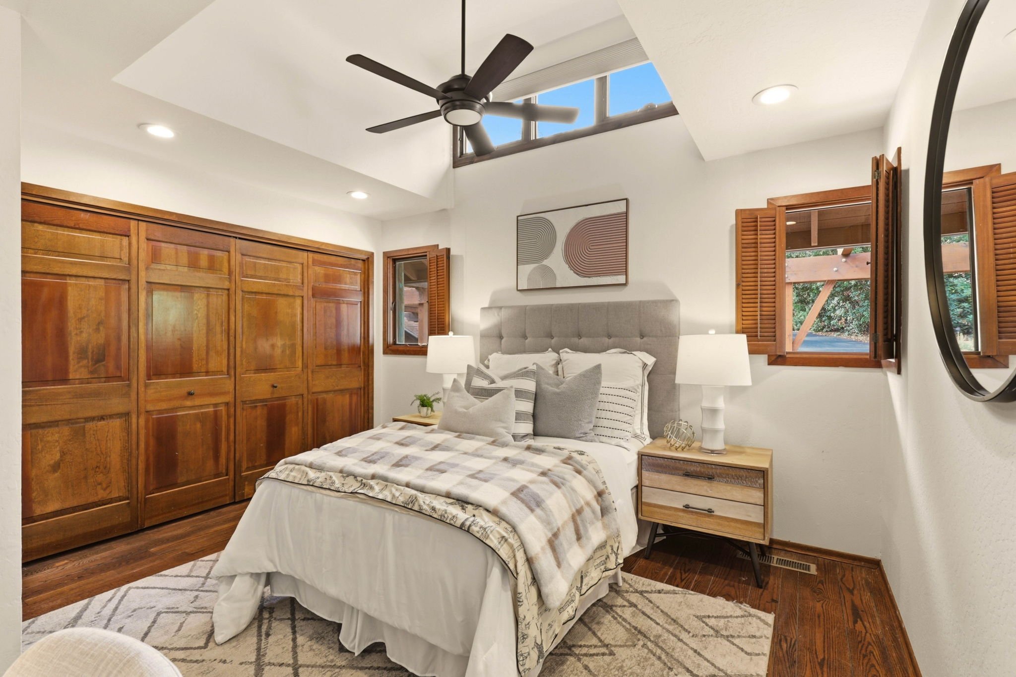 24-web-or-mls-So Gold Photo-24.jpg