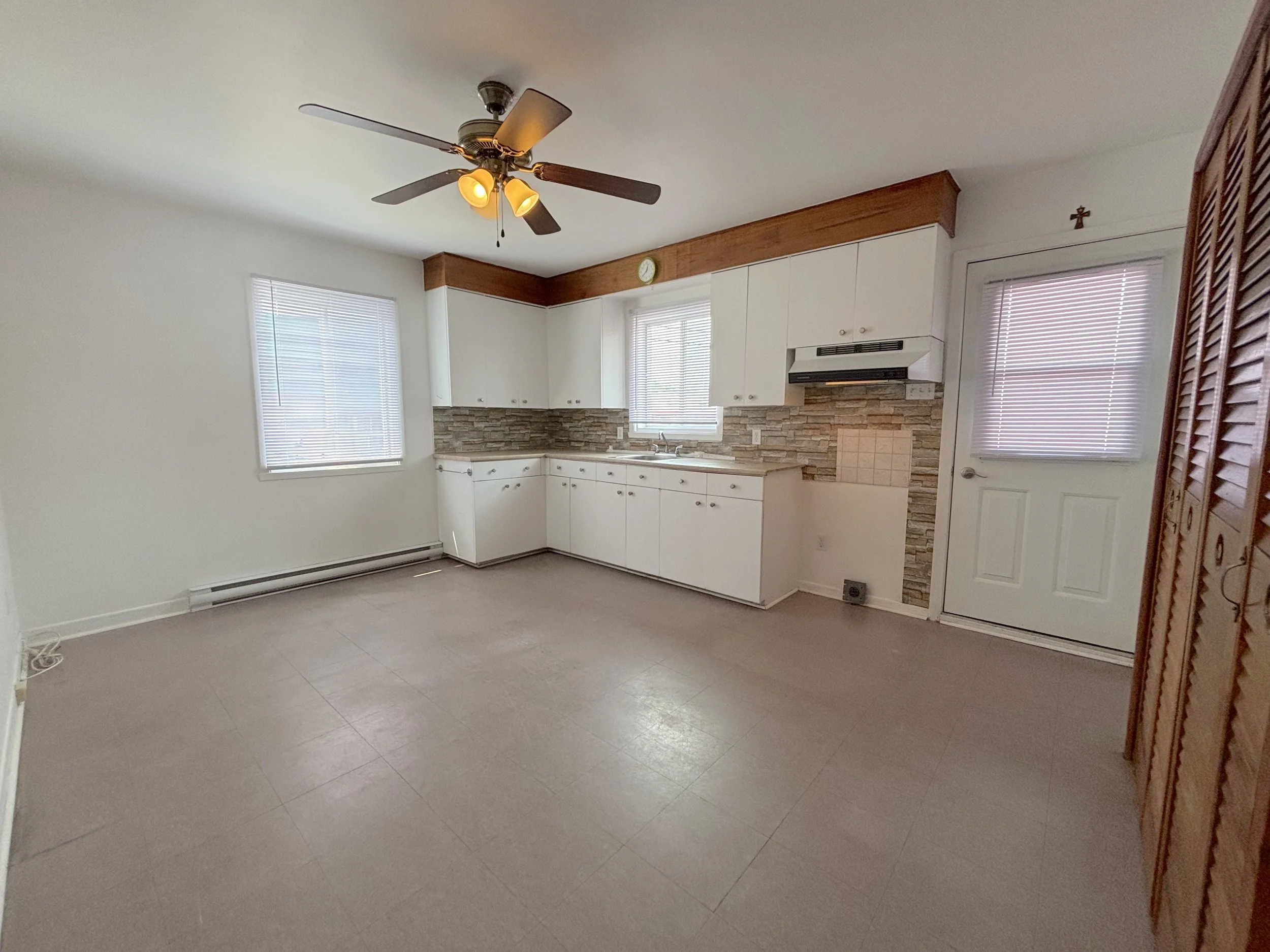 1. CUISINEb-vide.jpeg