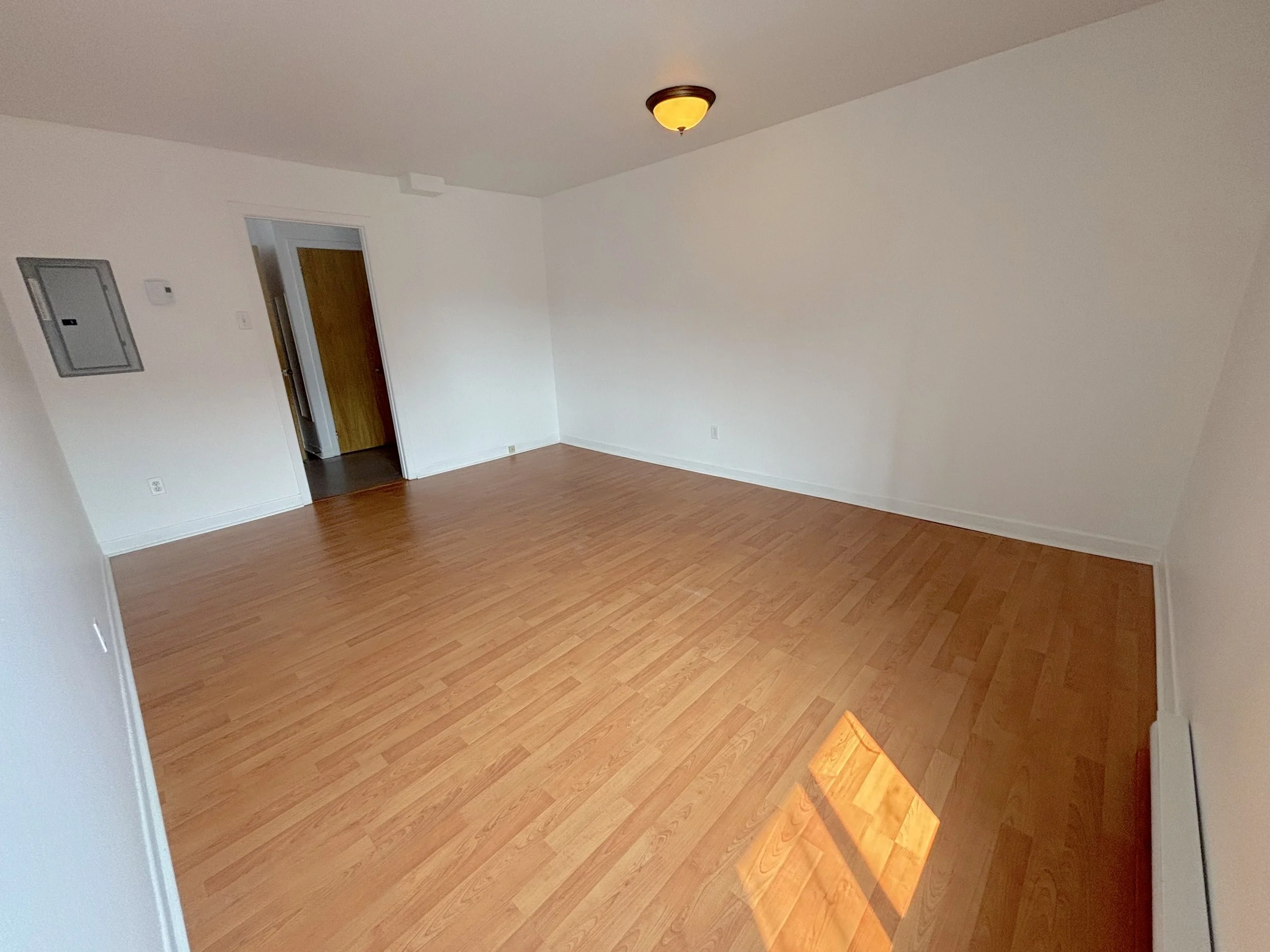 3. CHAMBRE1a-vide.jpeg