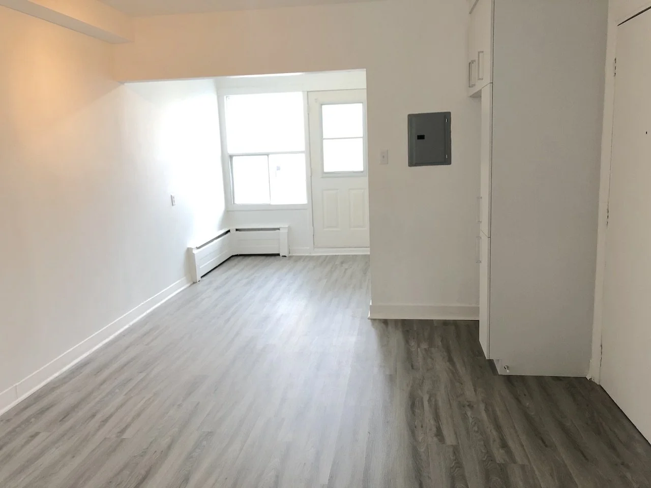 2.SALONb.jpeg