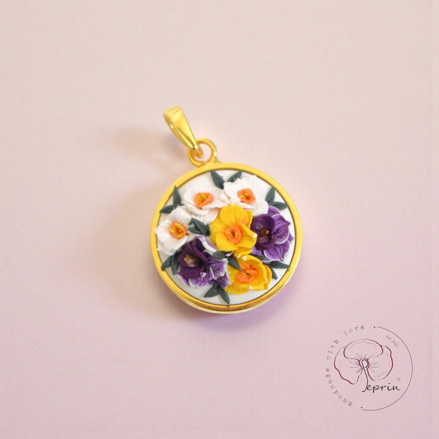 Hlewwa_Gold_Medium_Pendant-Photoroom (1).jpg