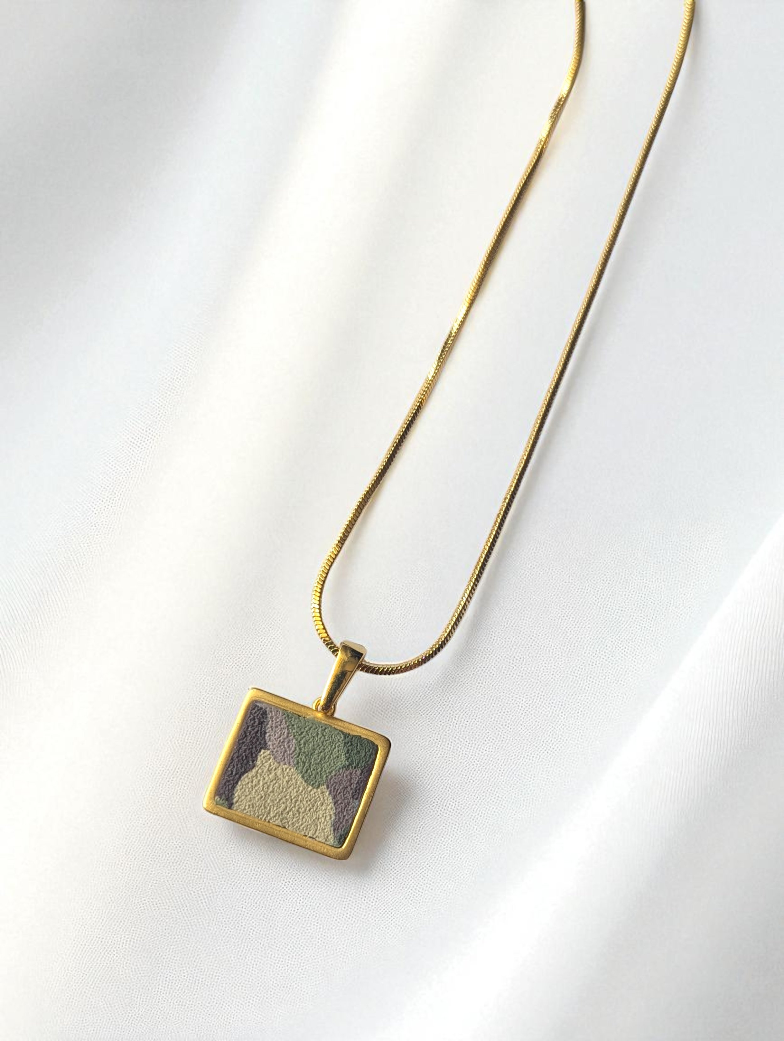 Camouflage_Peprin_Rectangle_Gold_Pendant-Photoroom (1).jpg