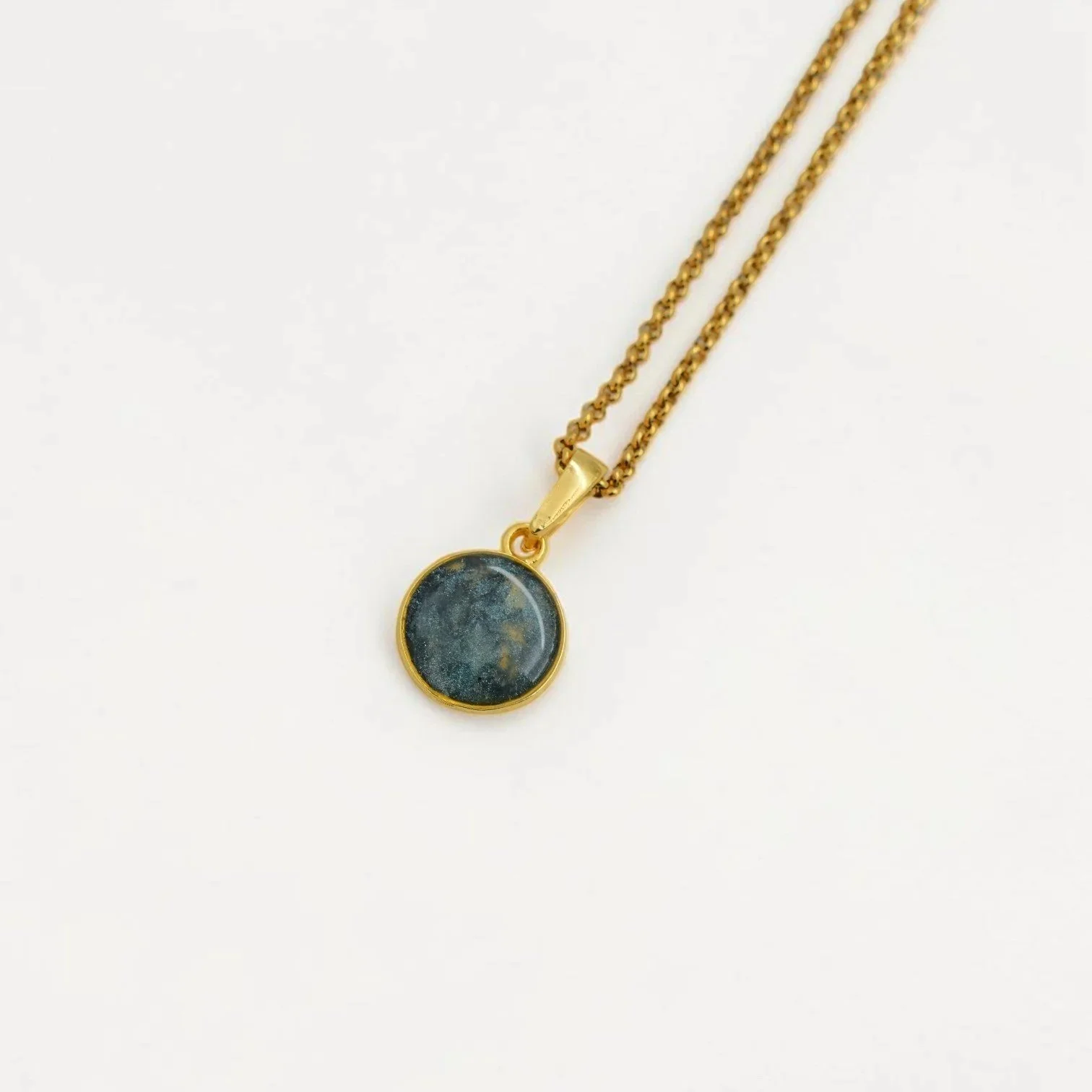 Fomm+ir-Rih_dainty_Pendant_gold-Photoroom.jpg