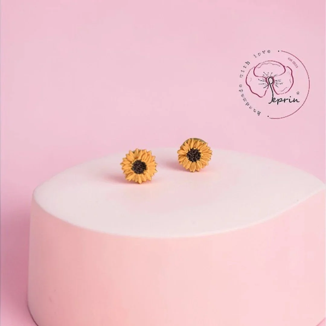 Girasol_tiny__gold_Studs-Photoroom.jpg