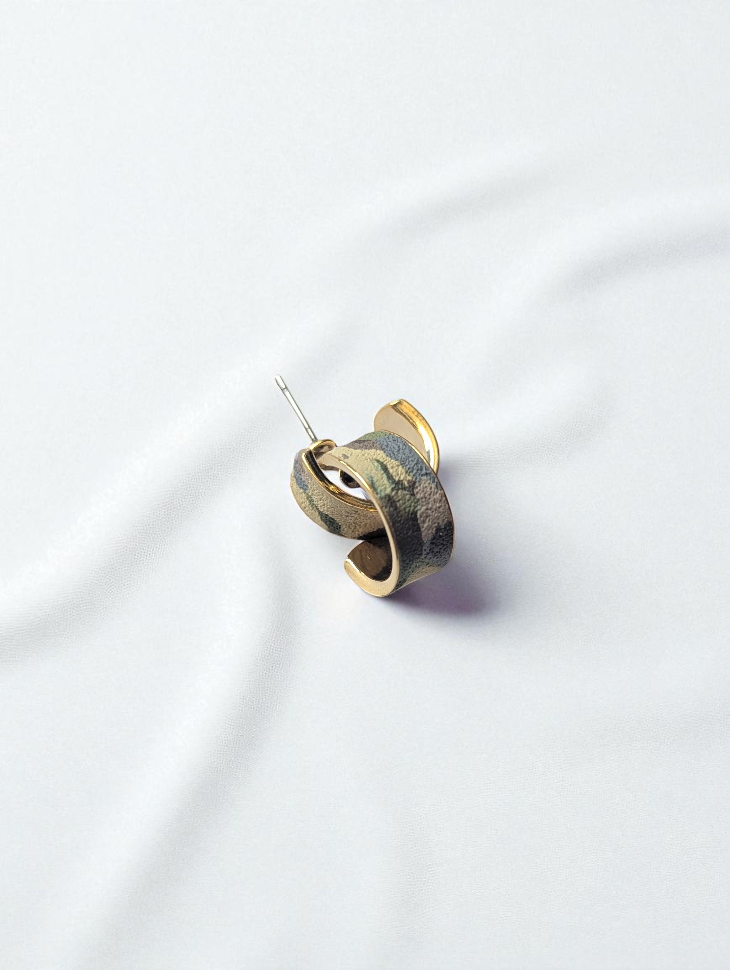 Camouflage_Peprin_Gold_Small_Hoops-Photoroom.jpg