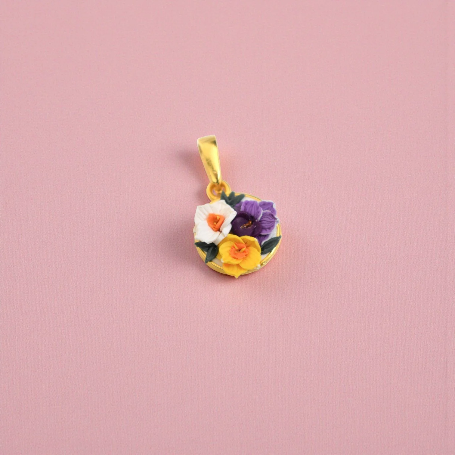 Hlewwa_Tiny_Gold_Pendant_Peprin-Photoroom.jpg