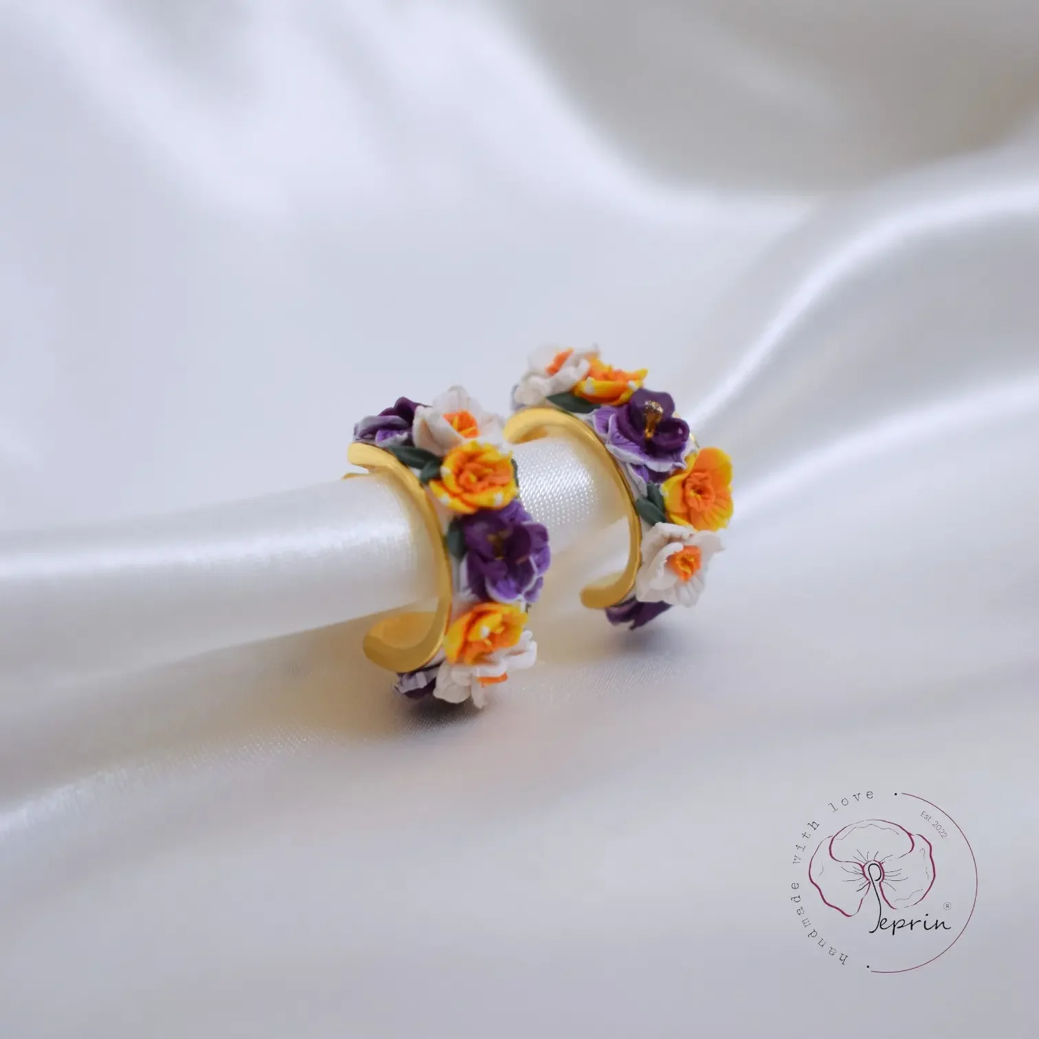 Hlewwa_Tiny_Gold_hoops_Peprin_Earrings-Photoroom (1).webp
