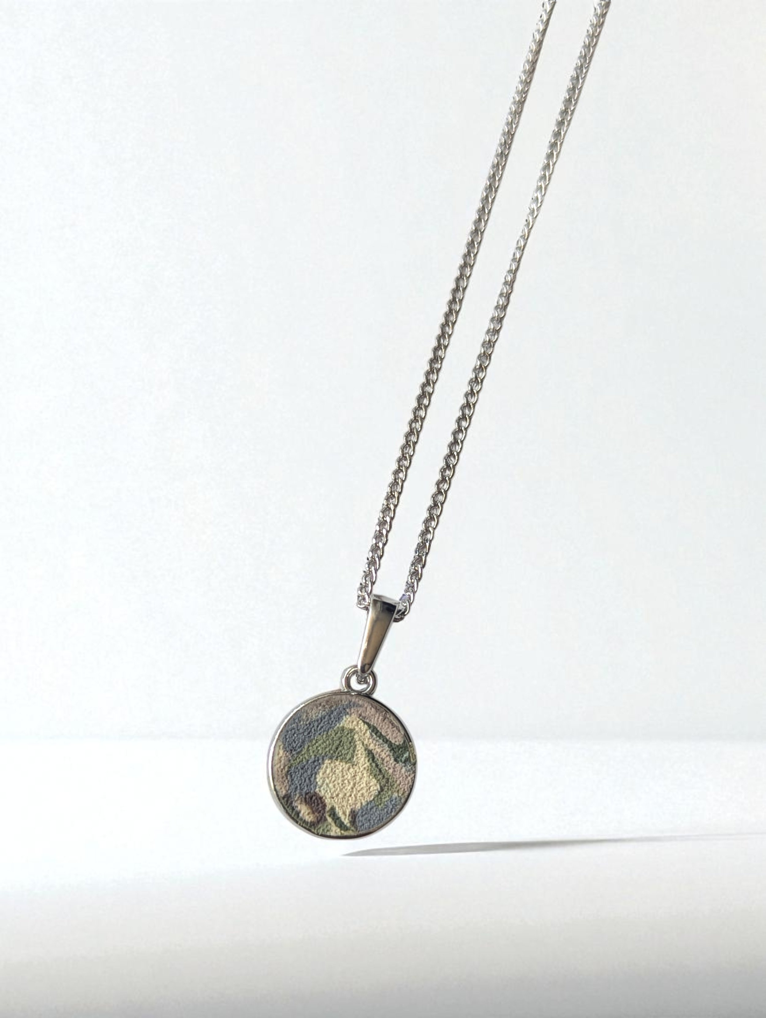Camouflage_Peprin_Silver_18mm_Pendant-Photoroom.jpg