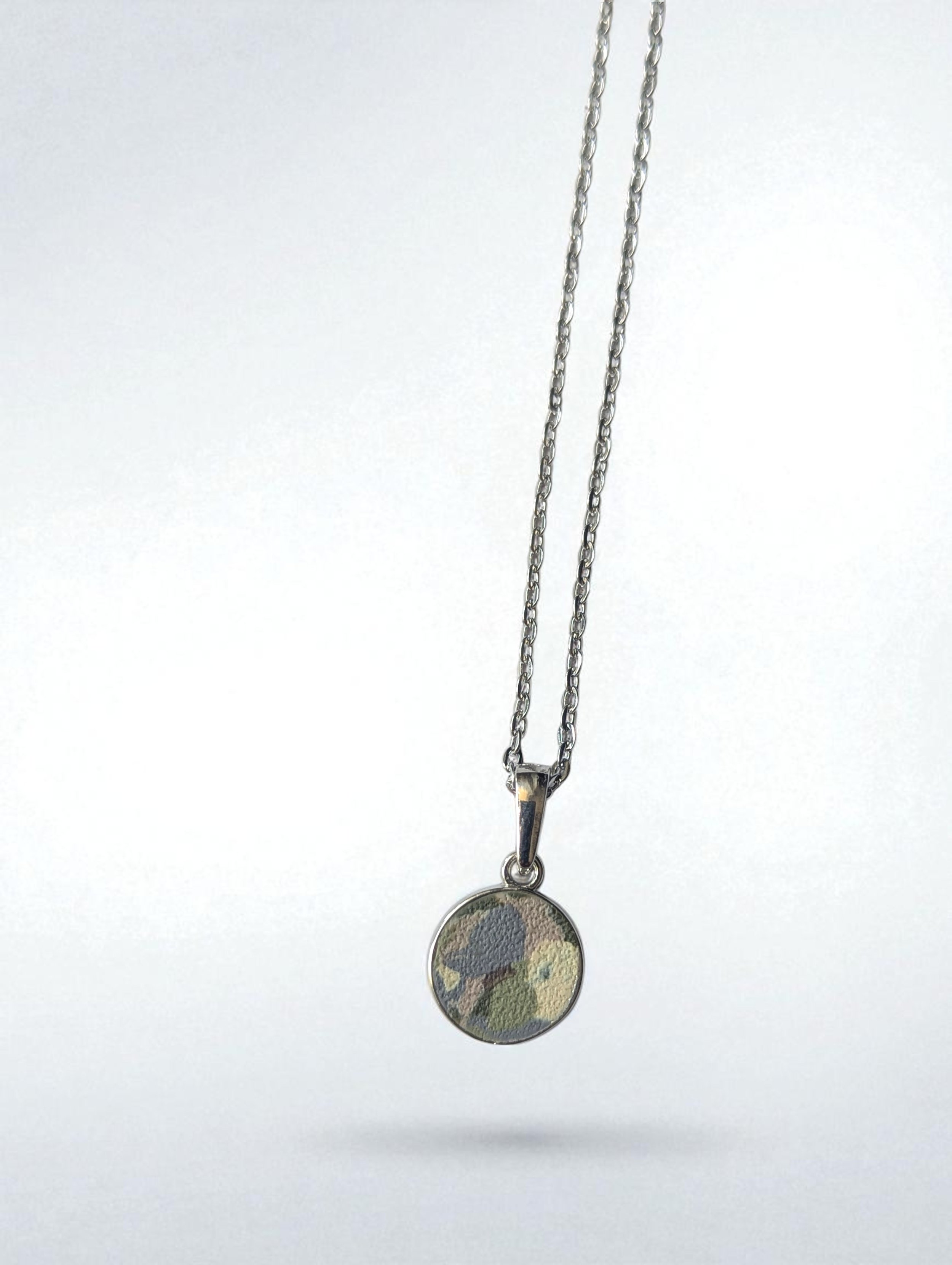 Camouflage_Peprin_Silver_16'mm_Pendant-Photoroom.jpg