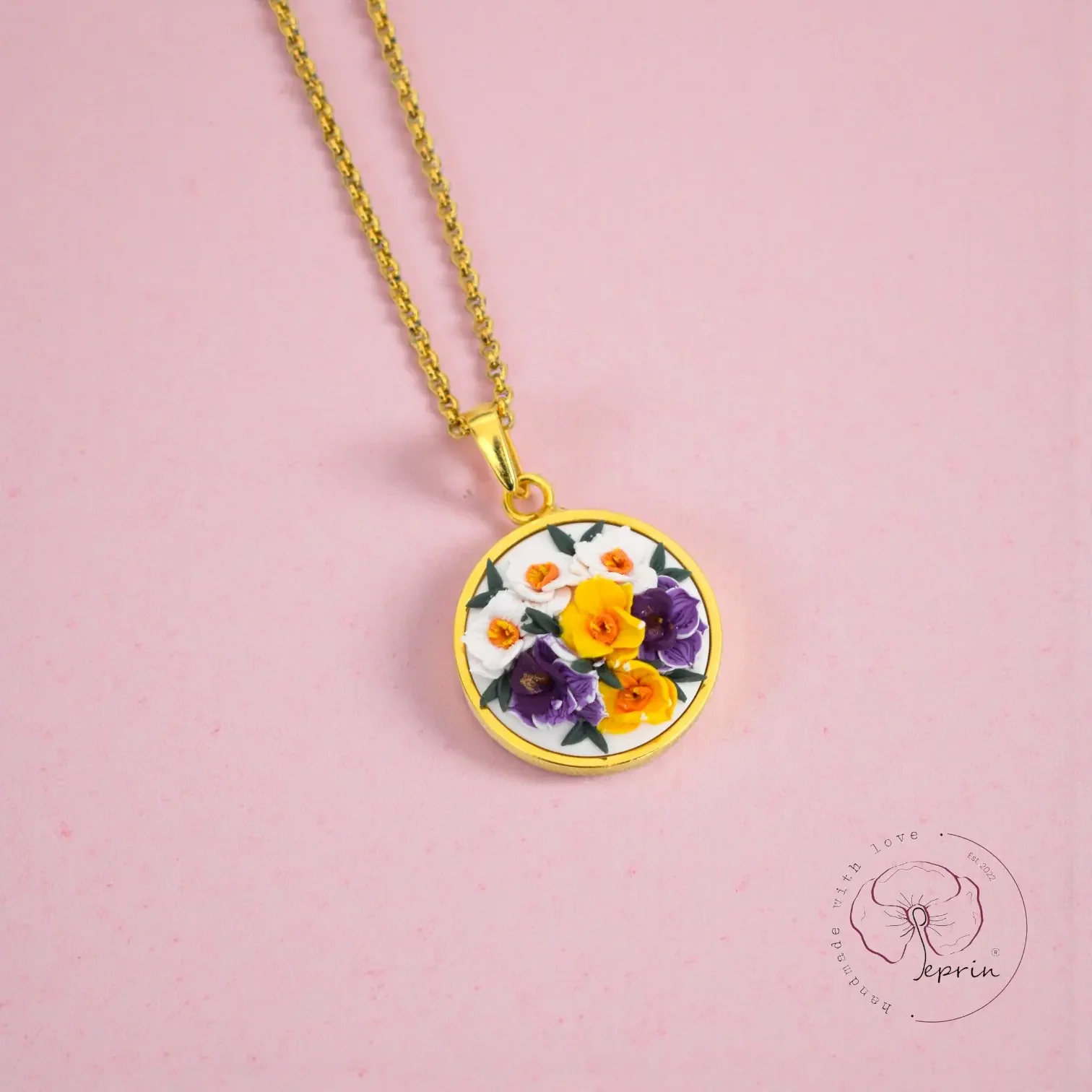 Hlewwa_gold_Medium_Pendant_Colourful_Peprin-Photoroom (1).webp