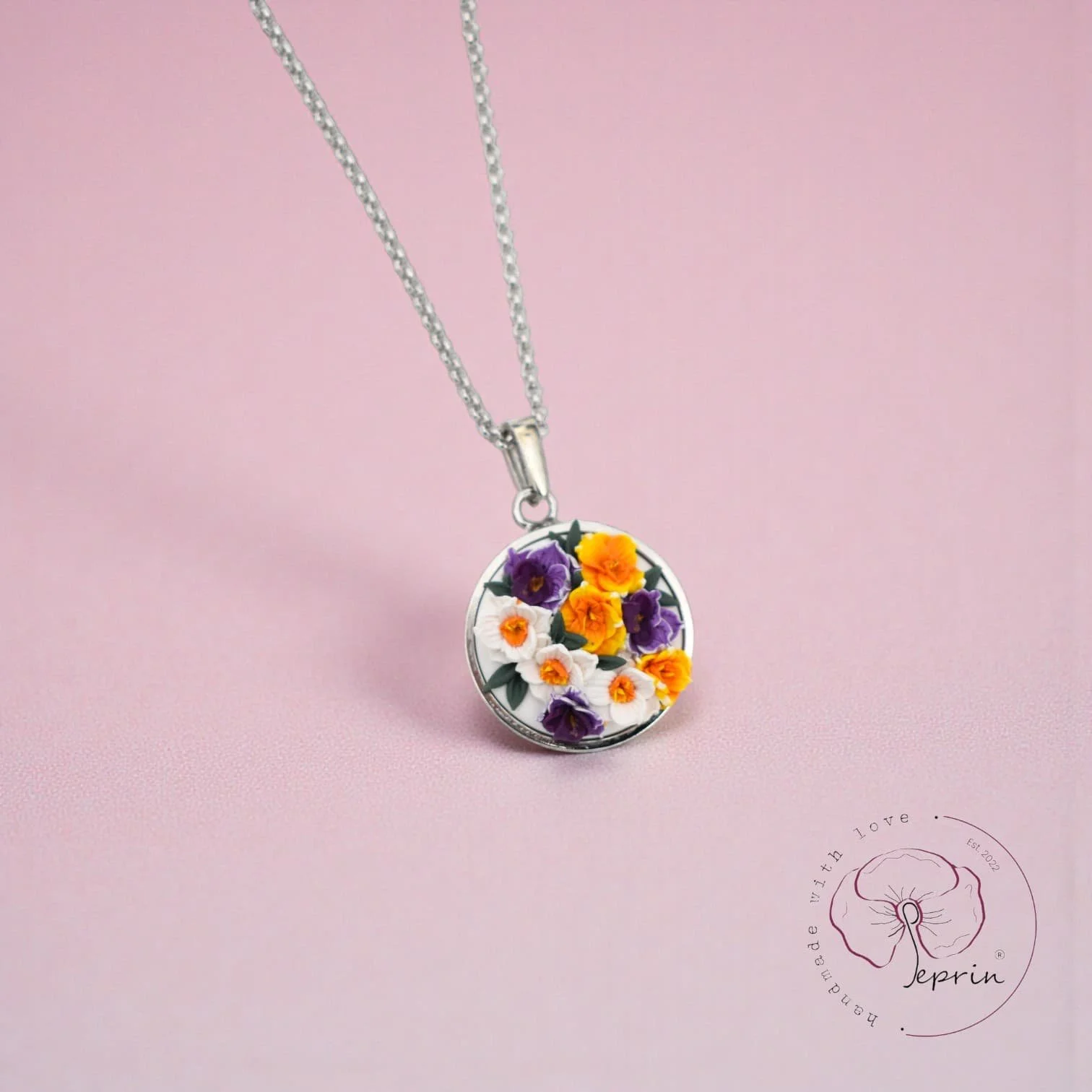 Hlewwa_Medium_Silver_Pendant_Peprin_Necklace-Photoroom (1).jpg