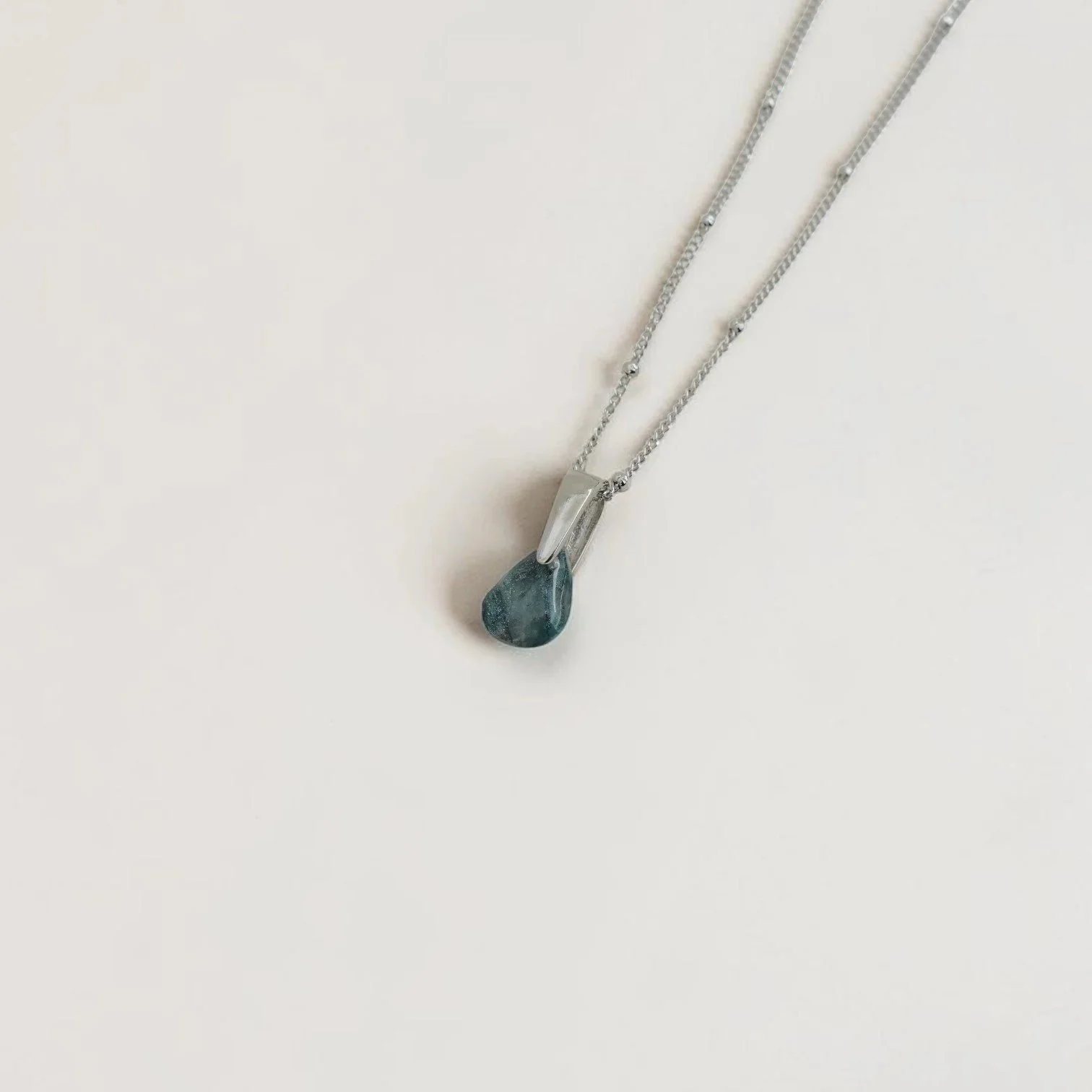 Fomm+ir-Rih_dainty_teardrop_pendant_silver-Photoroom.jpg
