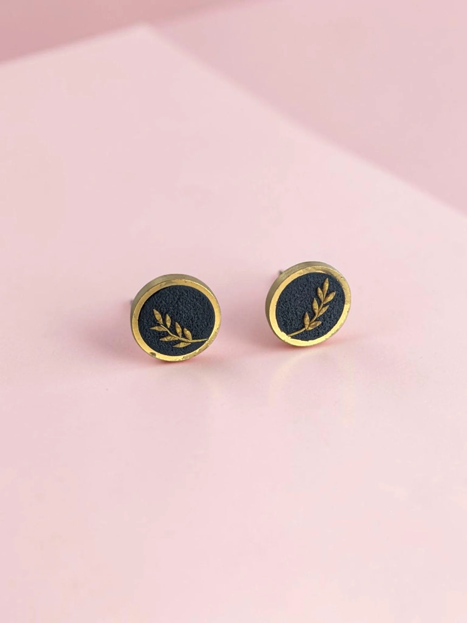 Qamha- Medium studs