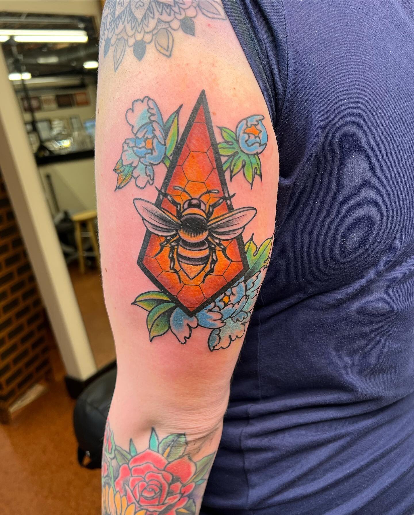 Don&rsquo;t bee shy, come get some new ink 🐝 
Bee tattoo done by @stevenleetattoos! 
If you&rsquo;re too buzz-y for a walk-in today, come set up an appointment!