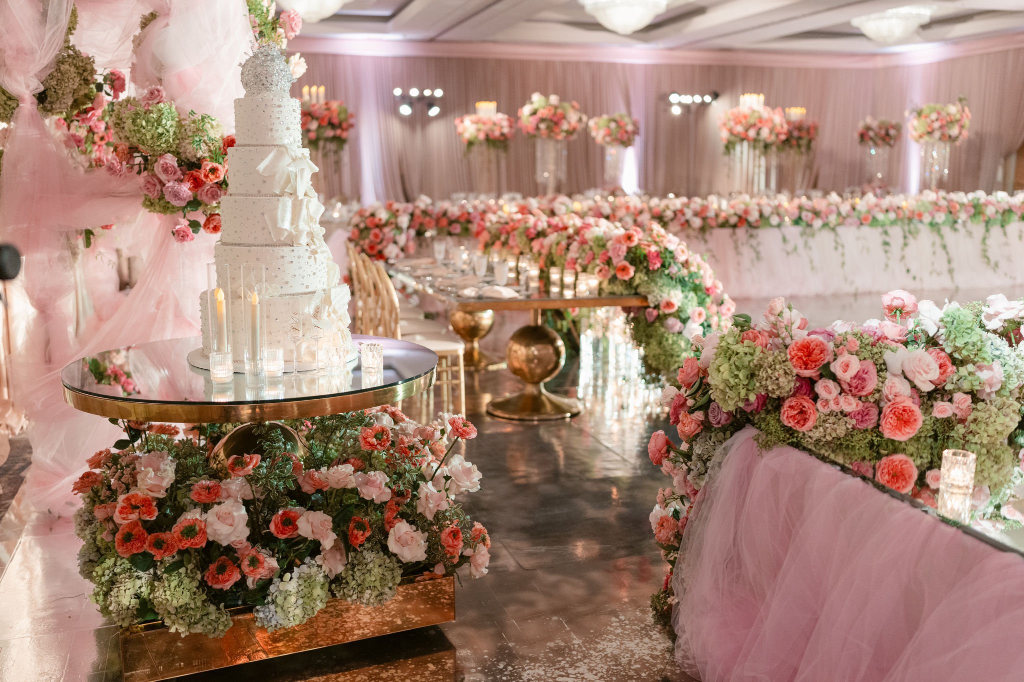 Modern Wedding Cake Design with Clean Details and Coordinated Styling