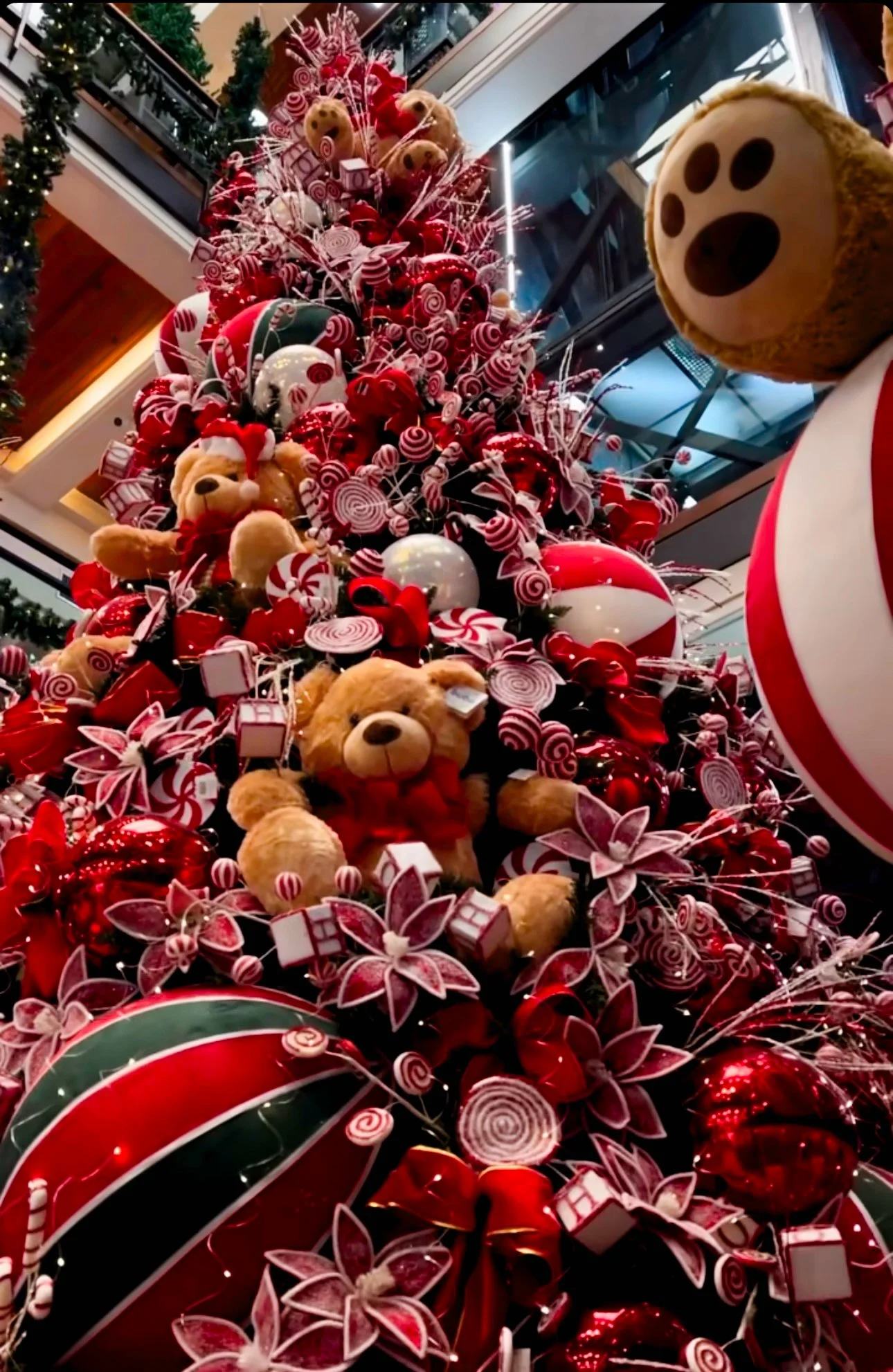 corporate christmas tree decorating service for toy store