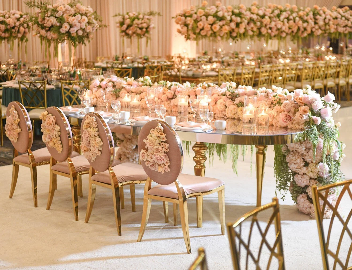 Wedding Decor with Elegant Floral Elements and Refined Table Styling