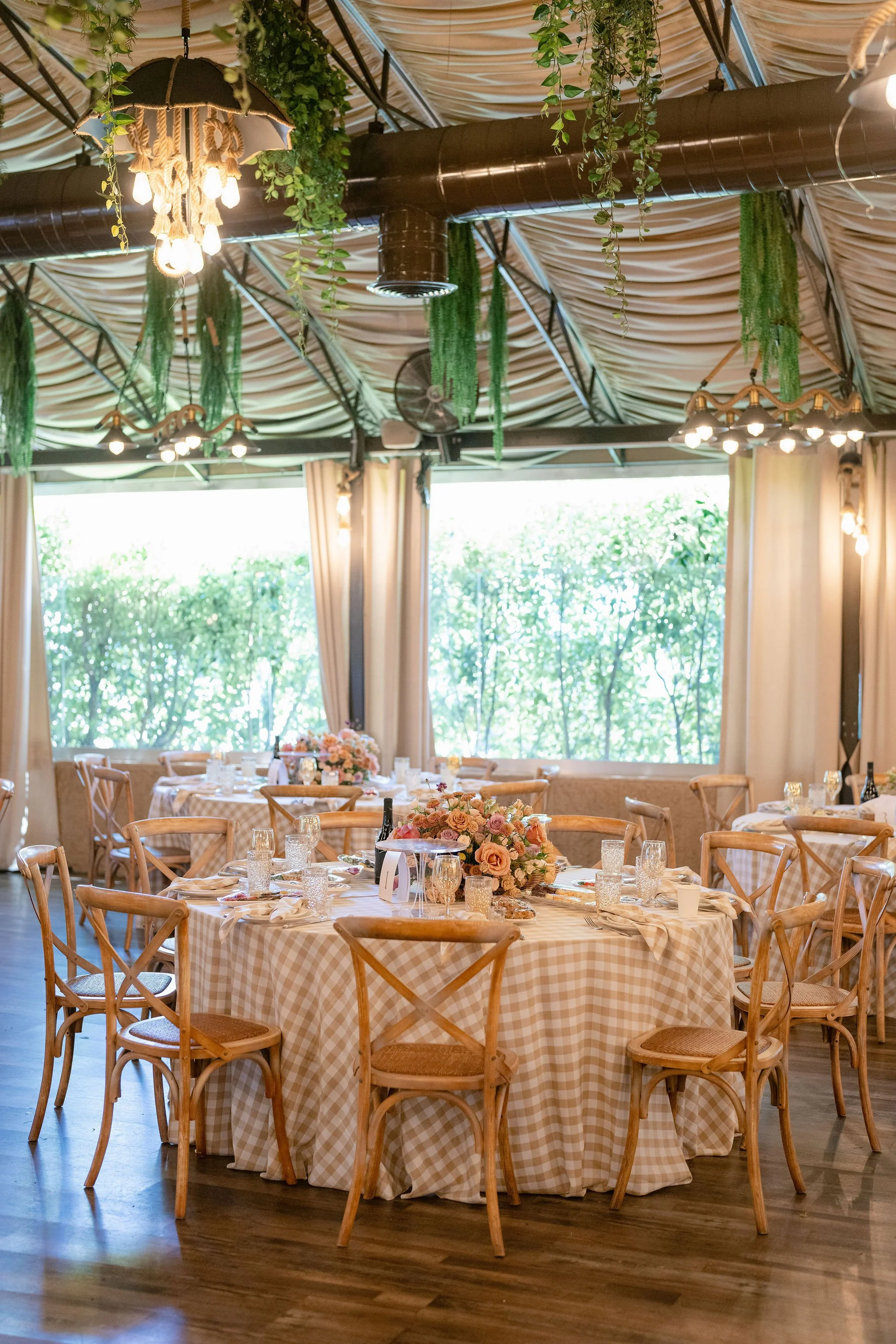 Event Planning in Los Angeles with Natural Wood Tables and Refined Dining Setup