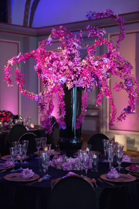 eddie-zaratsian-luxury-floral-centerpiece-black-vase-purple-orchid-wedding.webp