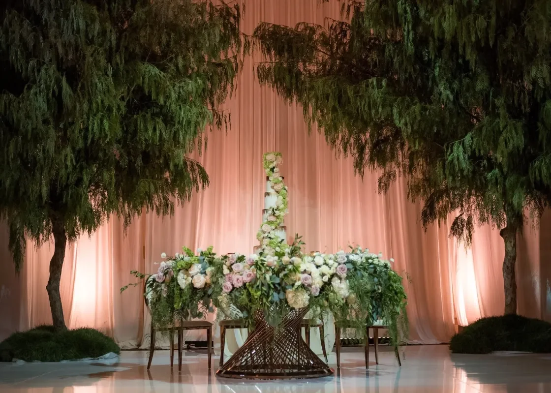 GALLERY-22-eddie-zaratsian-luxury-wedding-floral-design-blush-reception-room.webp