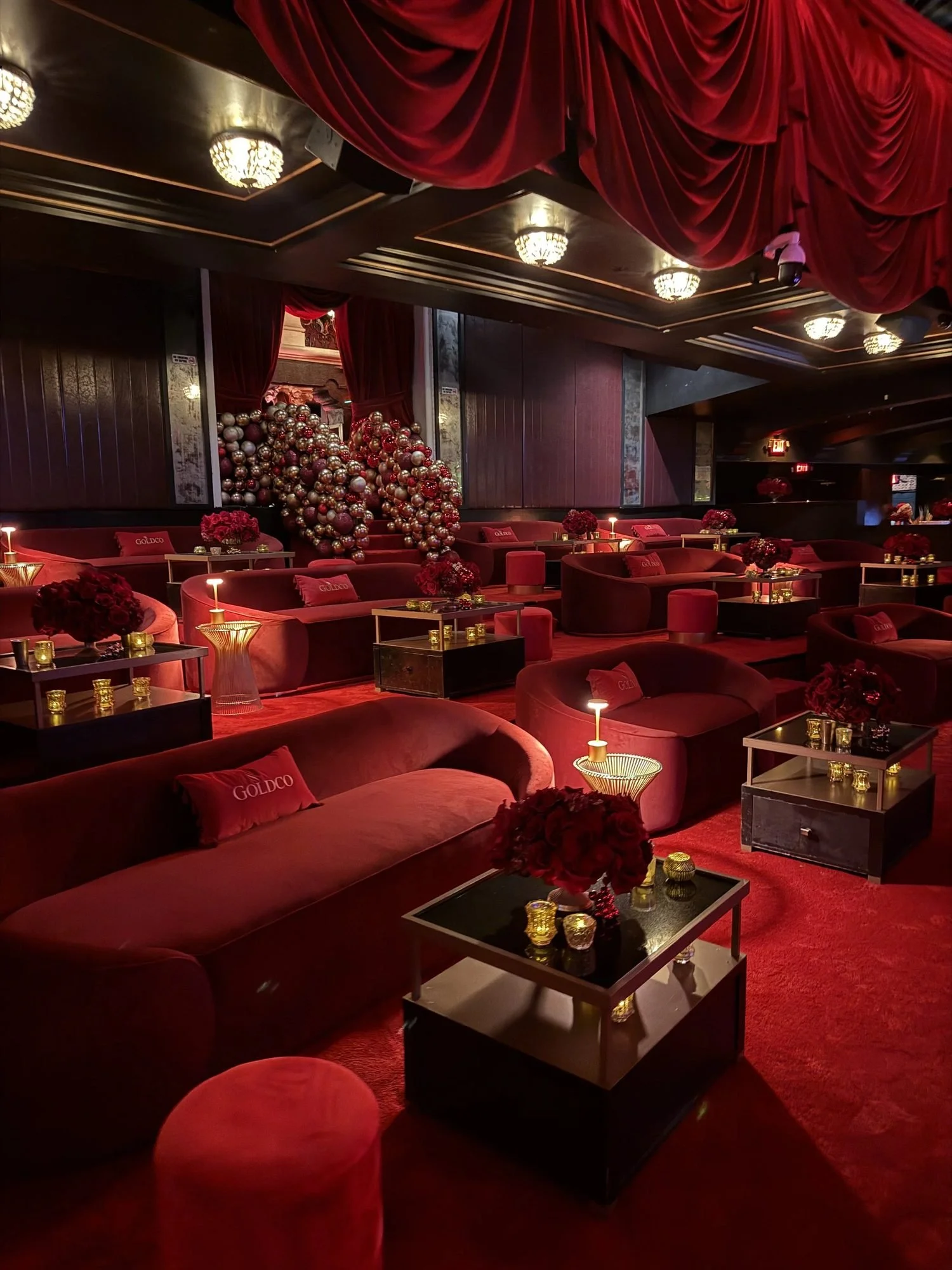 commercial-christmas-decorations-los-angeles-goldco-red-lounge.jpg