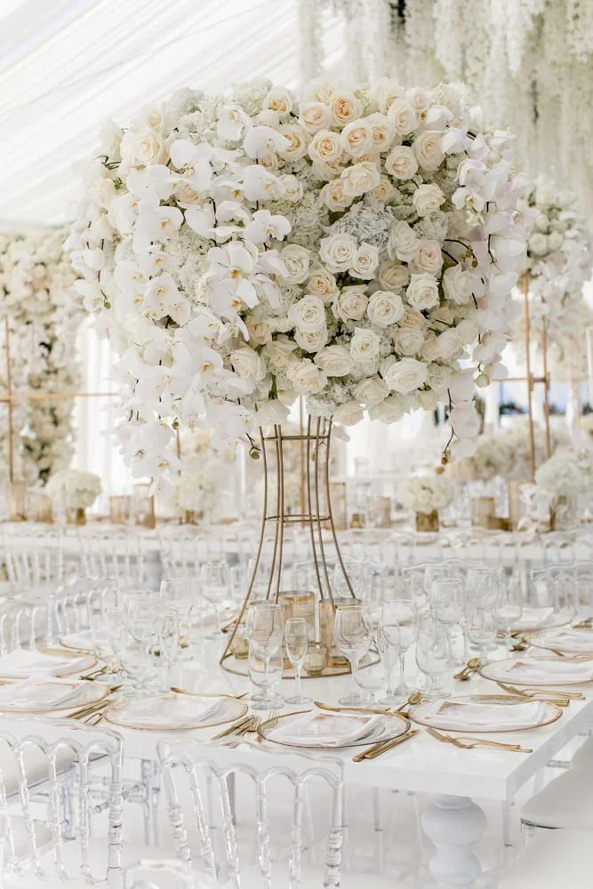 Sophisticated white floral wedding centerpiece showcasing tonal variation within a Pantone Color of the Year 2026 Cloud Dancer palette.