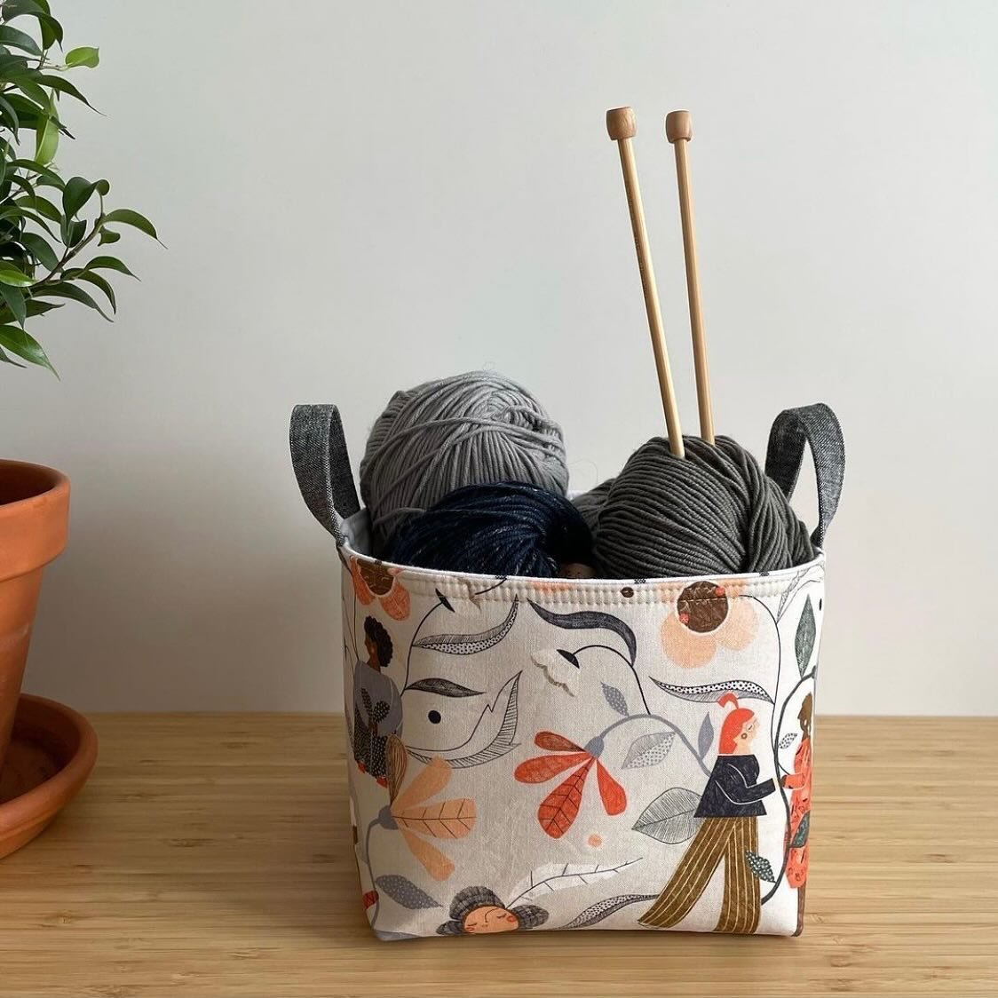 Lagom Storage Bin, medium size ❤️.

A perfect project bag, an organizer, or a gift basket. One of my most favorite quick little projects to sew.

Find the pattern (in five sizes) in my shop, link is in my profile.

Happy Monday, everyone!

#lagomstor