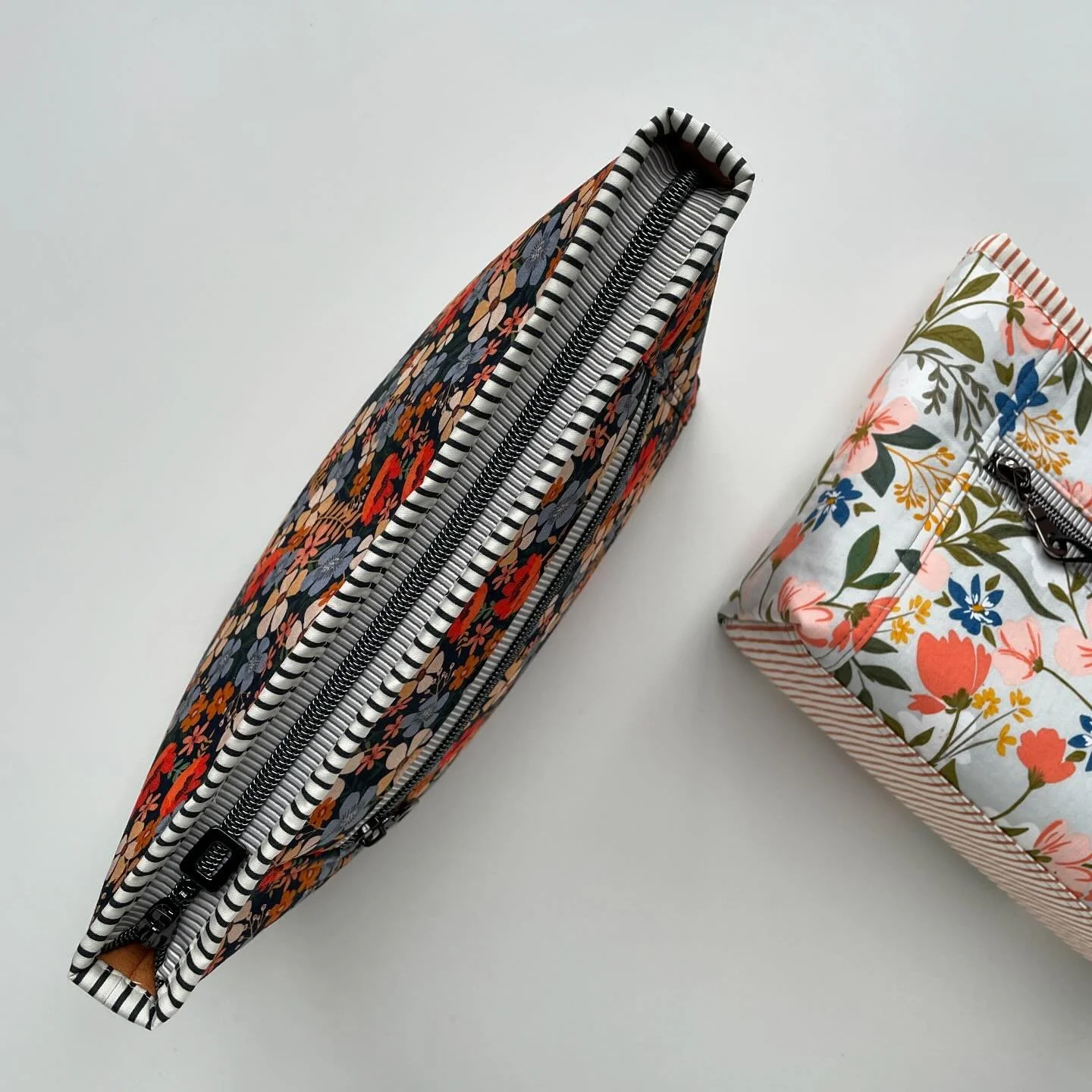 Would you like a bit of a challenge and bring your bagmaking skills to a new, higher level? Then check out my Oleander Pouch pattern.

This stylish beauty features pockets galore - an exterior zipper pocket, three elasticized inner pockets, plus an a