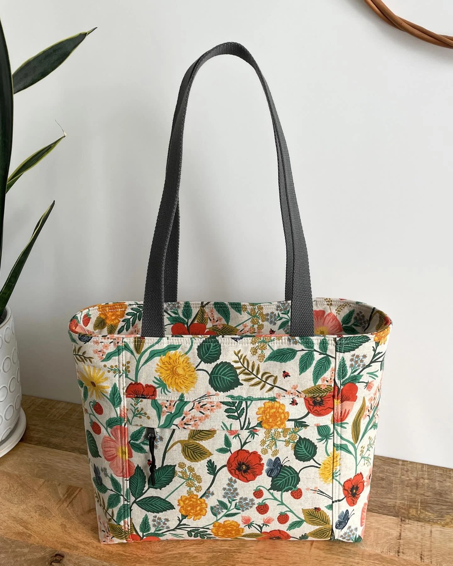 Are you ready to start the new year by stretching and challenging your sewing skills? Then I have a project just for you 😁.

Montana Tote is a wonderfully roomy everyday tote with exterior as well as interior pockets, and the most perfect enclosed z