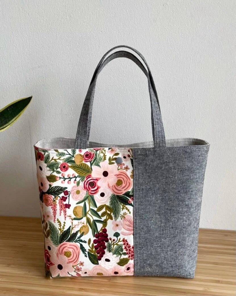 I love how pretty this @riflepaperco + #essexlinen Cumbria Tote turned out 😍. 

But what I love even more is the zipper pocket divider on the inside of the bag. Such a handy feature, and not too hard to sew 😁. Are you a fan?

This pattern comes in 
