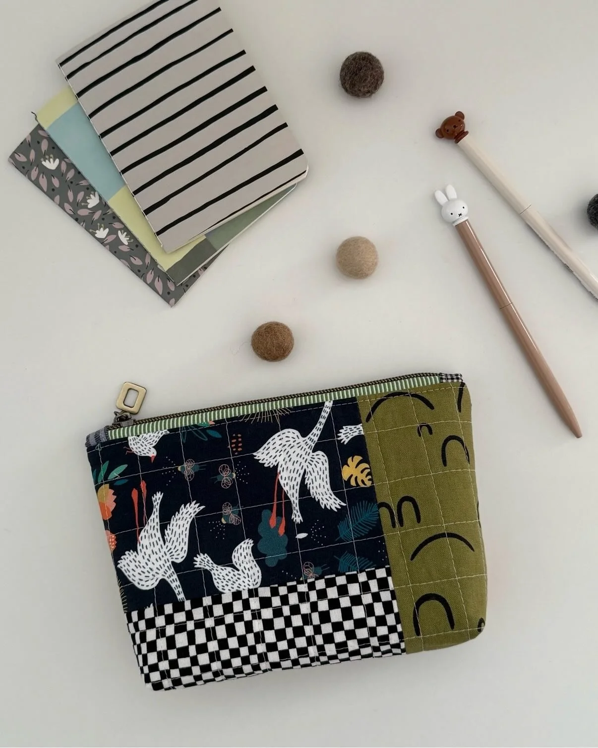 Would you like to turn a few of your favorite scraps of fabric into a practical, patchwork zipper pouch? Then check out my Shetland Pouch pattern + video (link is in my bio).

This pouch comes in two sizes and two styles (patchwork or one fabric). Th