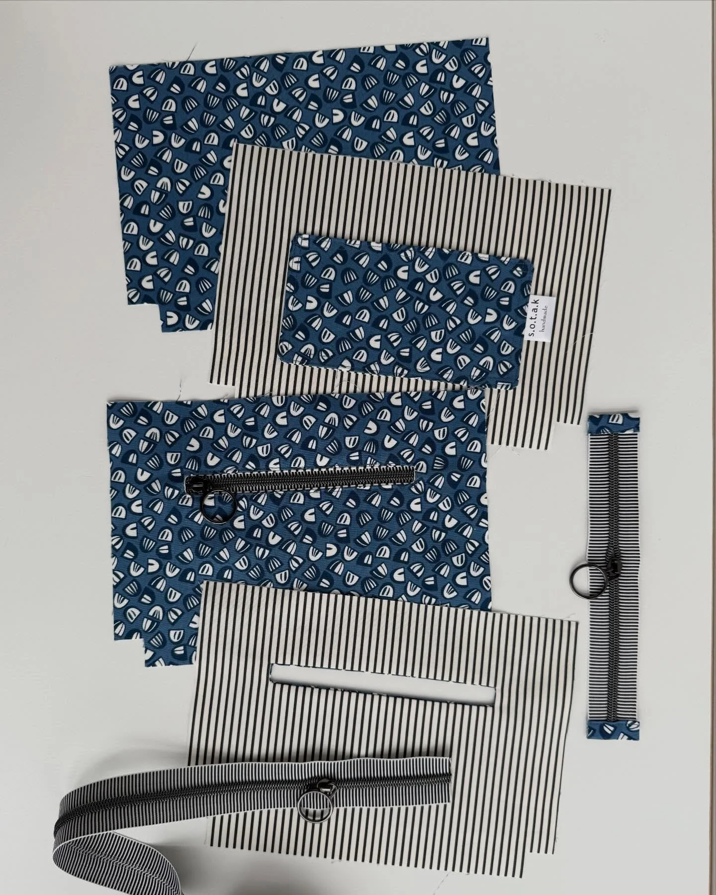 I so enjoyed every step of working on this Dashwood Purse and seeing this cutie come together.

This purse is quite simple, but wonderfully practical thanks to two handy zipper pockets, one slip pocket, as well as a main zipper closure to keep everyt