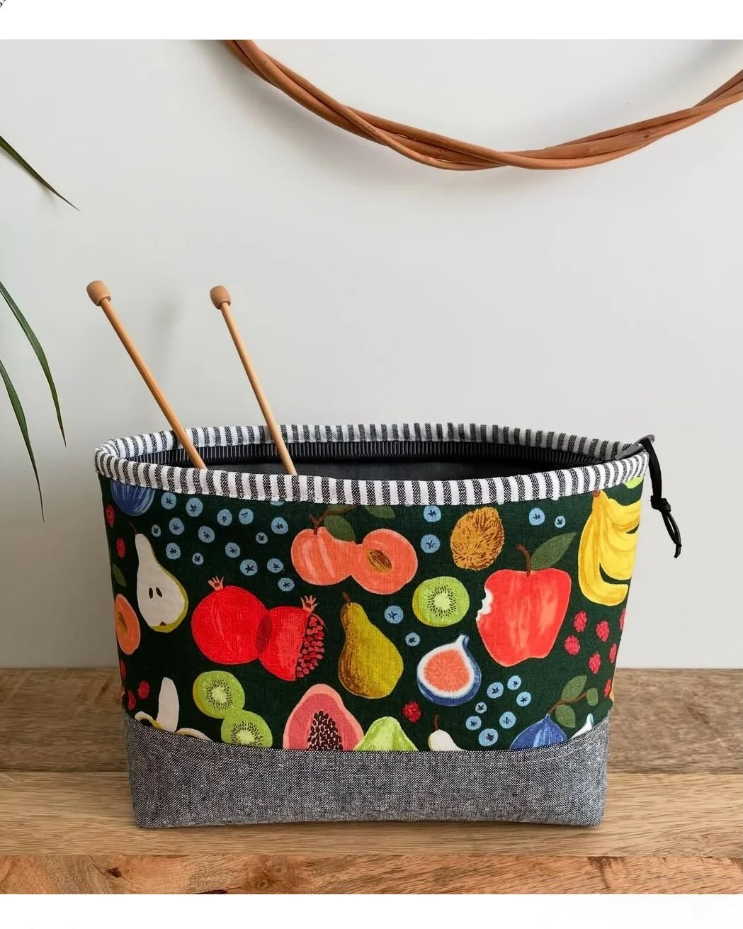 The LOLA POUCH pattern comes in two sizes (large size pictured here) and makes for the most wonderful everyday pouch ❤️.

The zipper opens nice and wide for easy access, and the zipper binding gives it that clean, polished finish. Best part? This pou