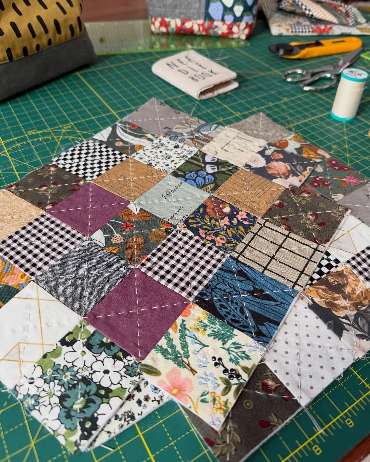 Simple patchwork and some hand quilting is my absolute favorite combo ❤️. Such timeless look, would you agree?

#sotakhandmade #patchwork #handquilting #timelesspatchwork #modernquilting