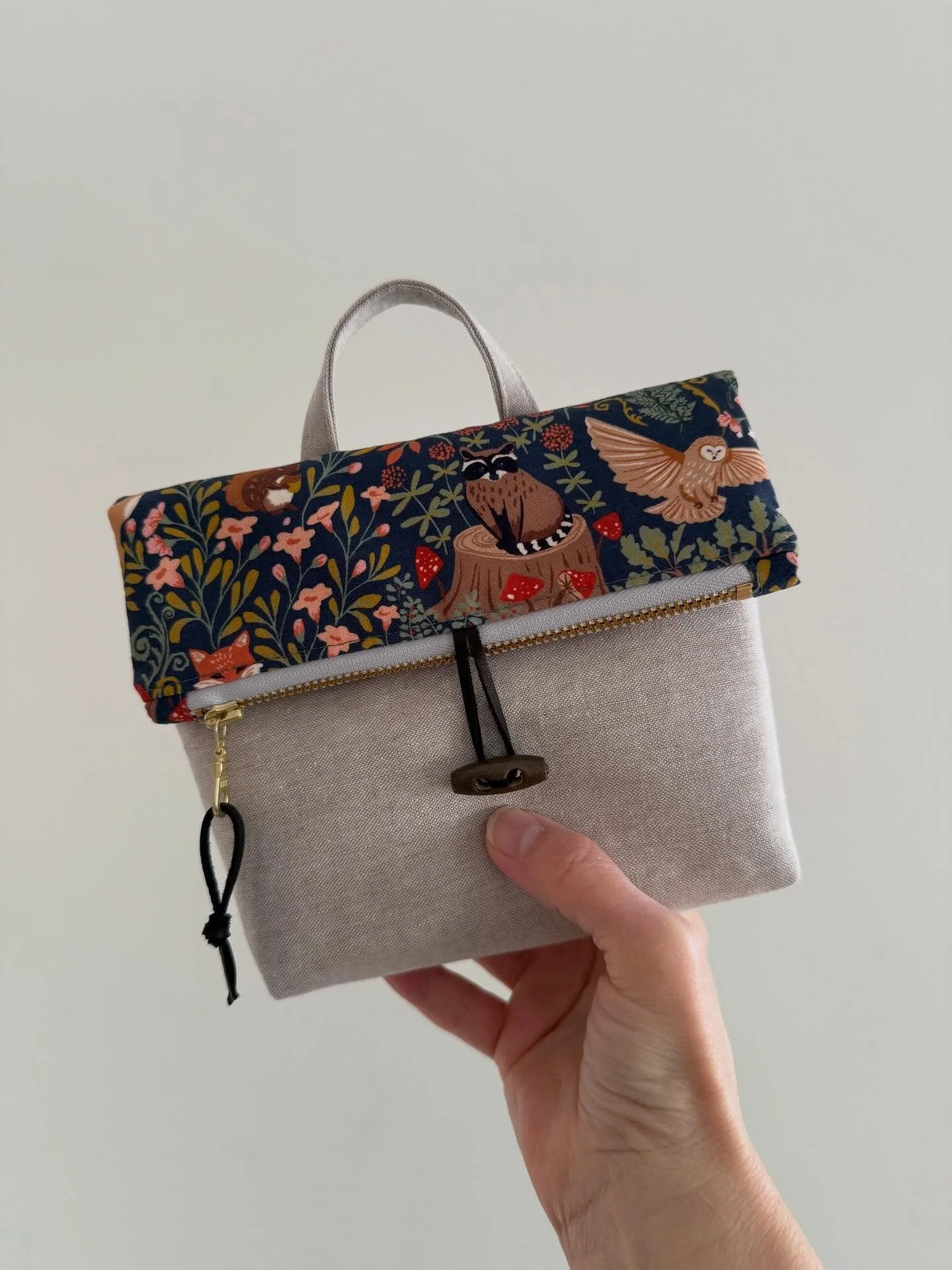 Would you like to learn how to create perfectly straight side edges and neat, professional looking zipper end tabs on your pouches? Then check out my newly updated Malmo Pouch pattern.

This pattern comes in two sizes and includes instructions on how