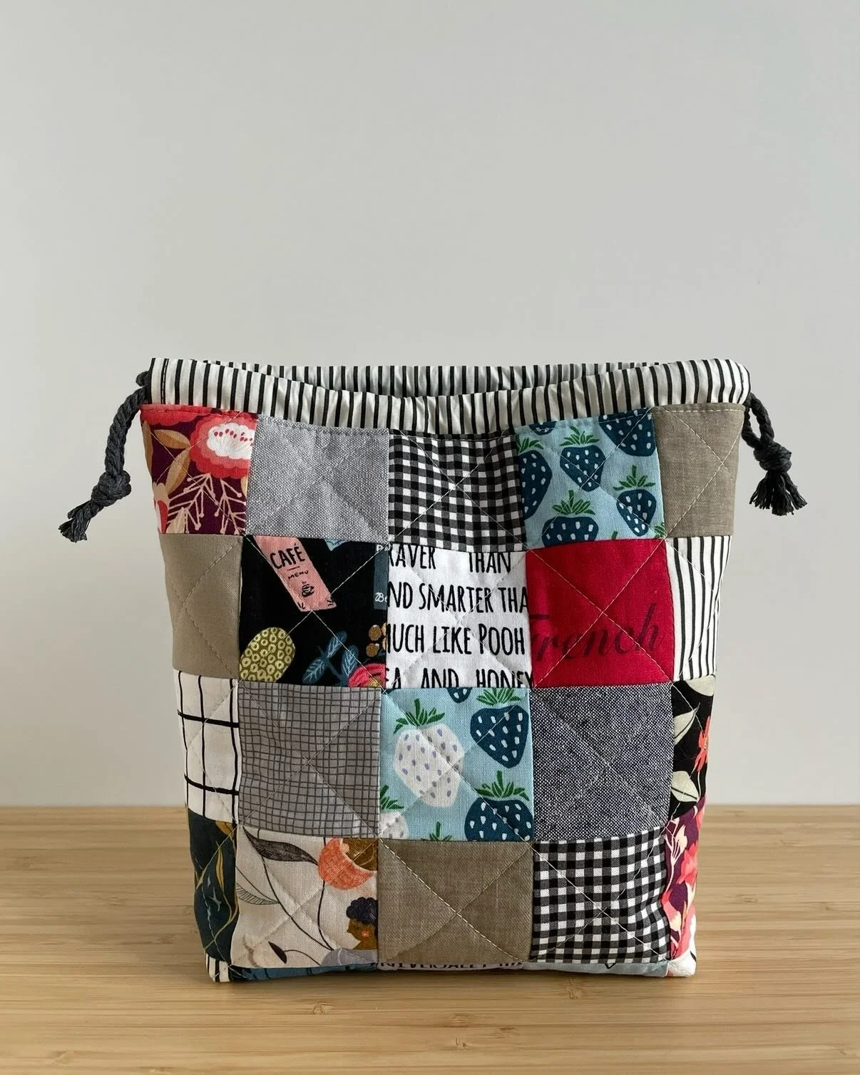 Do you have a stack of favorite charm squares (2.5&rdquo; squares) you&rsquo;re not sure what to do with?

Turn them into adorable, super practical drawstring bags❤️. These cuties make for perfect project or travel bags. Or use them to organize child