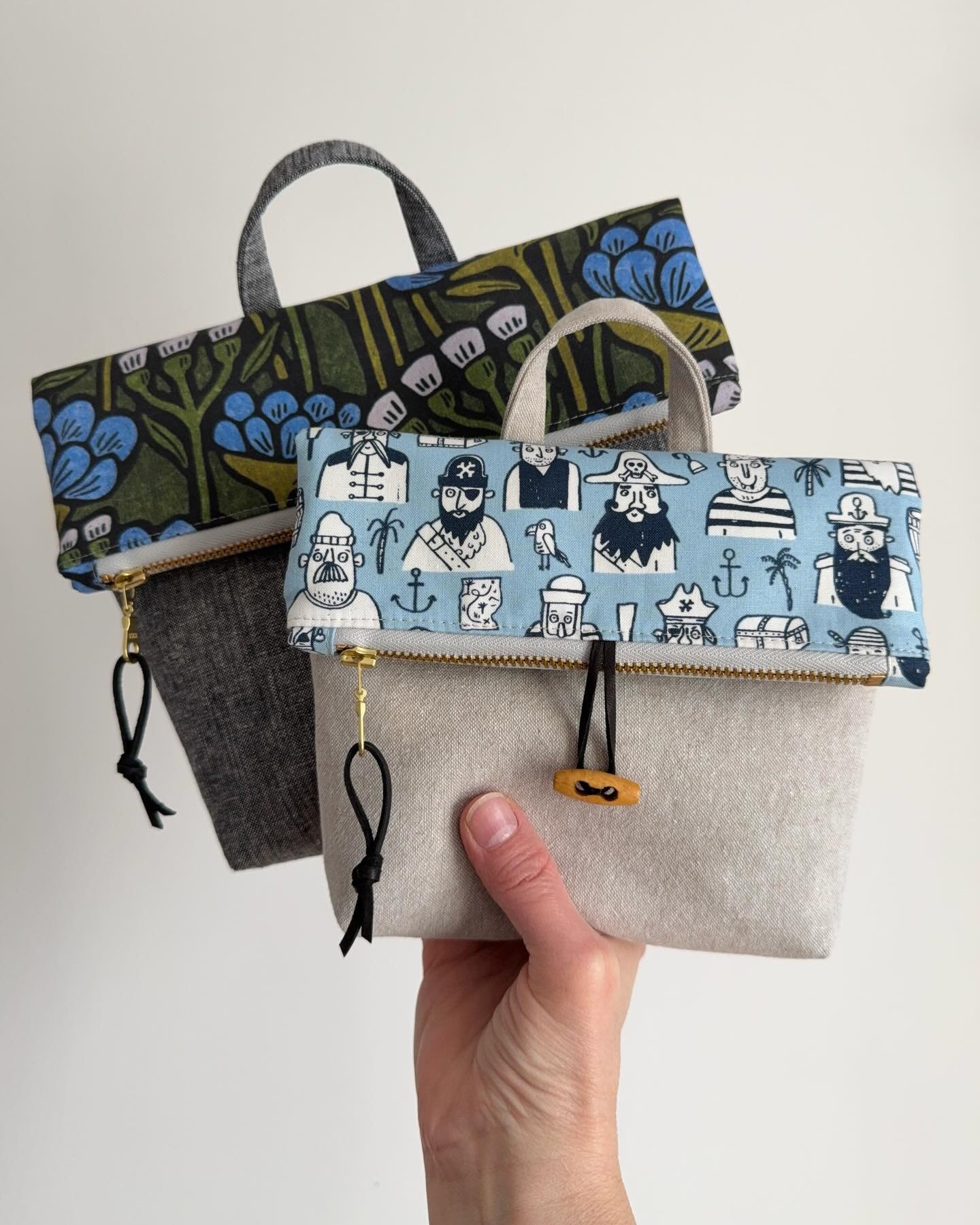 My MALMO POUCH video tutorial is now live! Yay!

Check out my YouTube channel (link is in my bio) for this newest addition to my video library. 

I think you will like these versatile and stylish foldover pouches, great to be used as toiletry bags, p