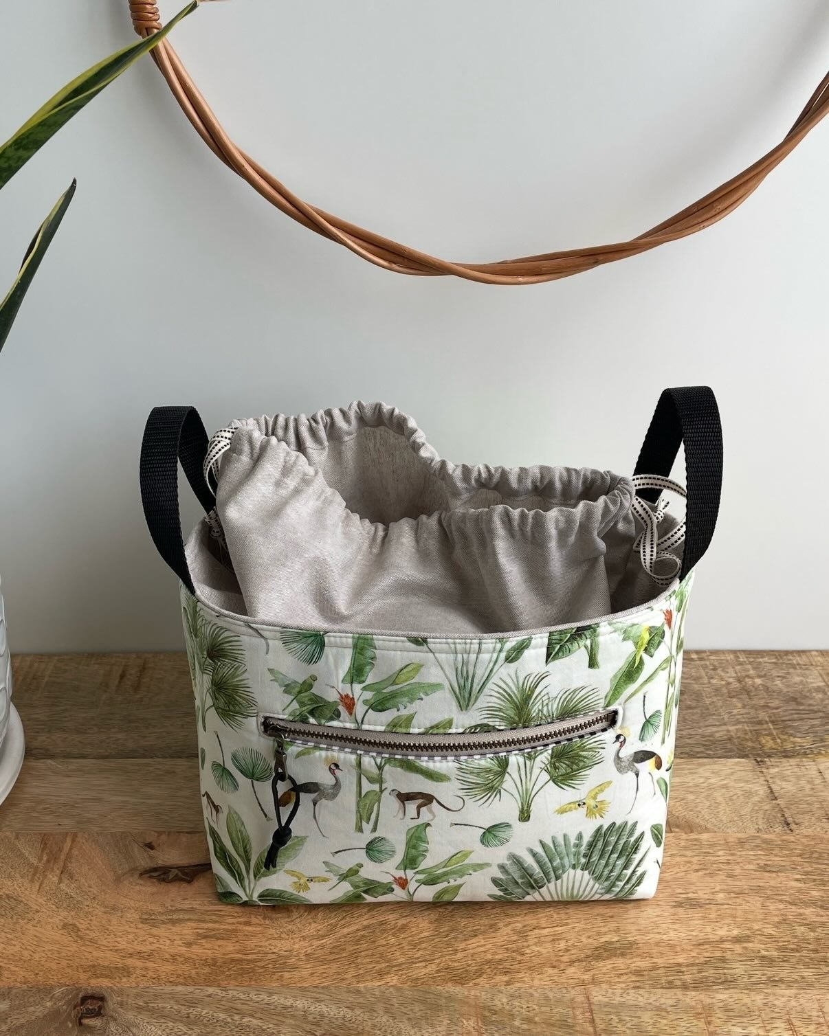 JUNIPER BASKET, with its practical drawstring closure and a handy exterior zipper pocket, makes for the most wonderful project bag. 

Or, fill it with goodies and use it as a gift basket for your friends and loved ones.

This pattern comes in two siz