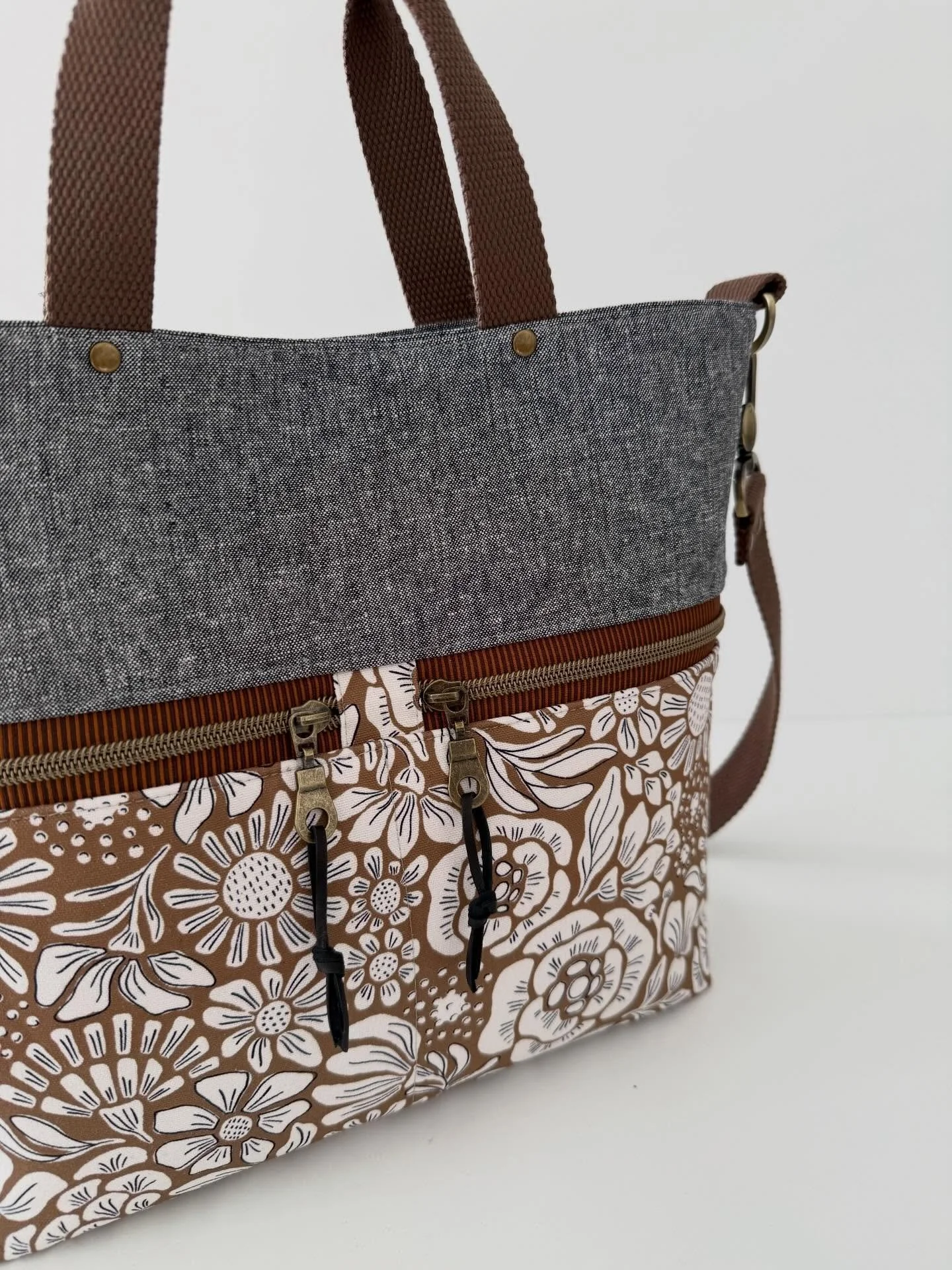 I reworked my Alice Purse pattern and used a gorgeous @sullivanstrim zipper by the foot to create this unique, super practical double zipper pocket. Lovely, isn&rsquo;t it? 

Perfect to keep smaller items like keys, chapstick, or phone within reach, 