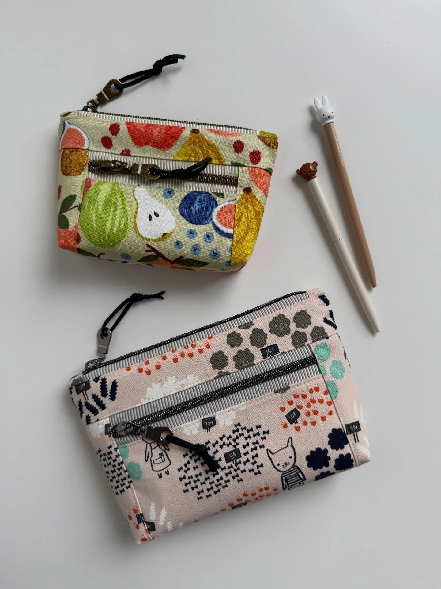 Did you know that my Devon Pouch pattern now includes additional instructions on how to use a zipper by the foot? 

I love that these nylon zippers are easy to cut to the exact size, can be sewn over with the sewing machine without breaking a needle,