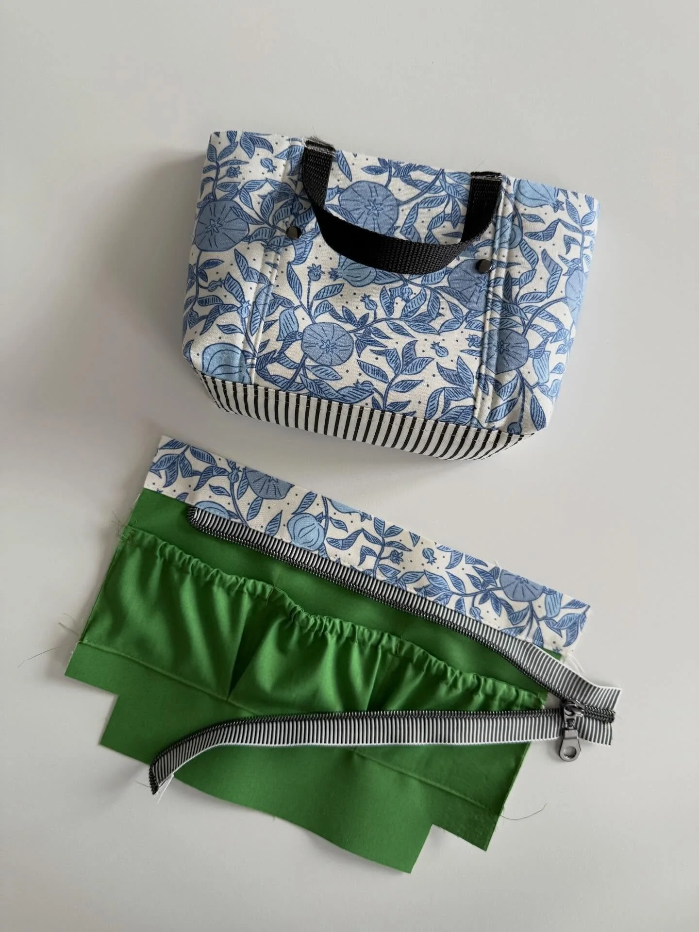 Ready to create some charming but also practical little totes, perfect to be used as toiletry bags or project pouches?

Then check out my Margot Mini Tote pattern, link is in my bio.

The pattern comes in TWO SIZES and includes a VIDEO tutorial to gu