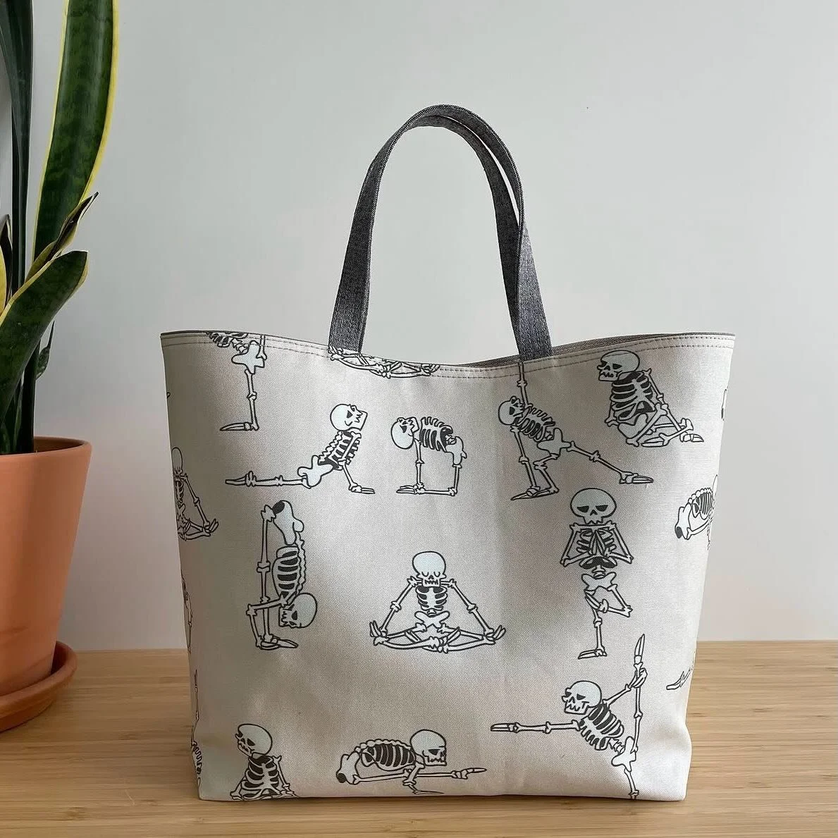 Do you have any large scale prints languishing in your stash but you&rsquo;re not sure what to make with them to let the fabric shine? Then I have a perfect project for you 😁.

The Chubby Tote is a stylish everyday essential, designed to be both pra