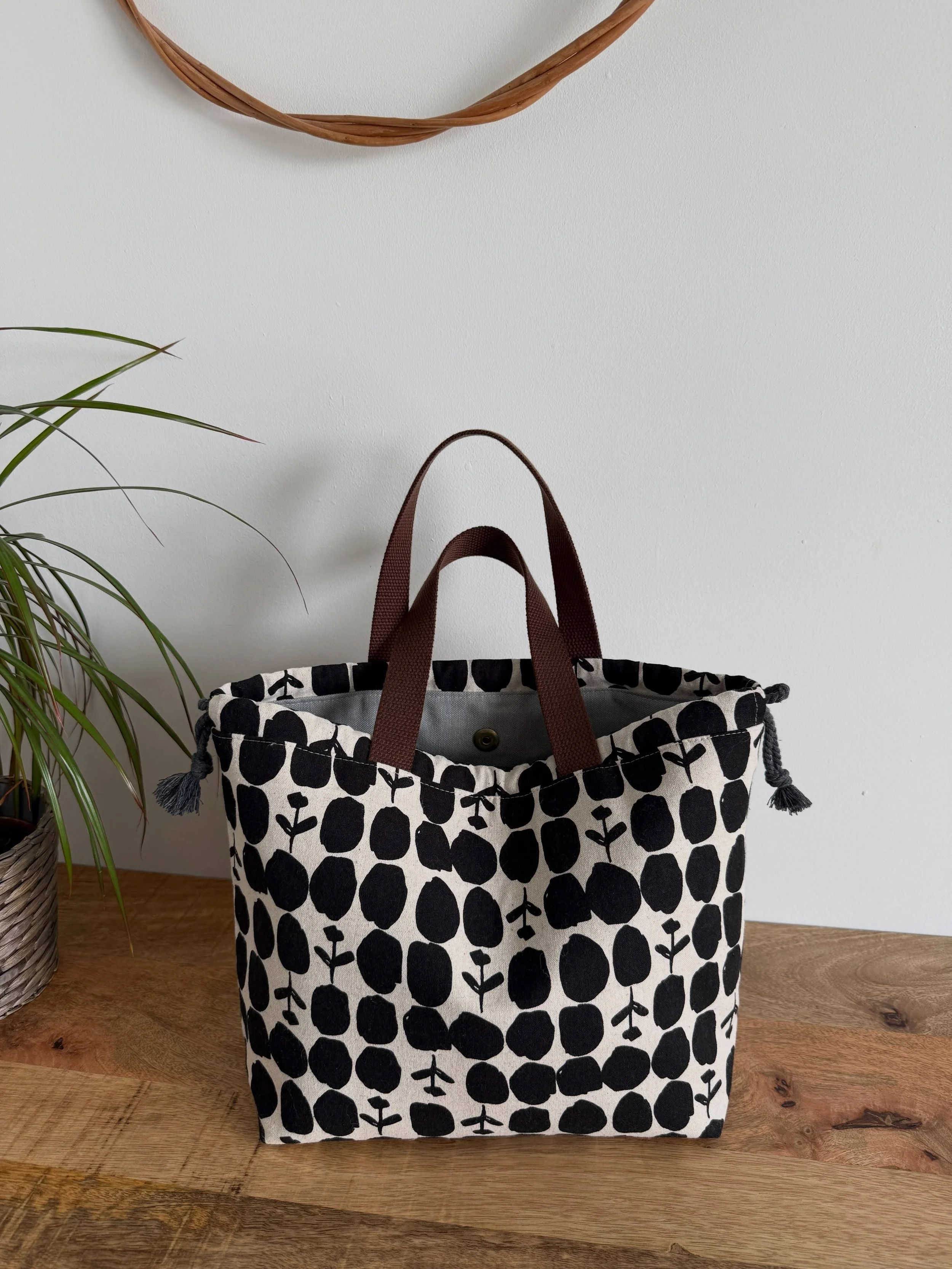 This small Denver Tote was such joy to sew 🖤.

Easy, beginner friendly little tote featuring a magnetic snap closure as well as a drawstring closure. Makes for the most wonderful project bag.

Find the link to the pattern + video tutorial in my bio.