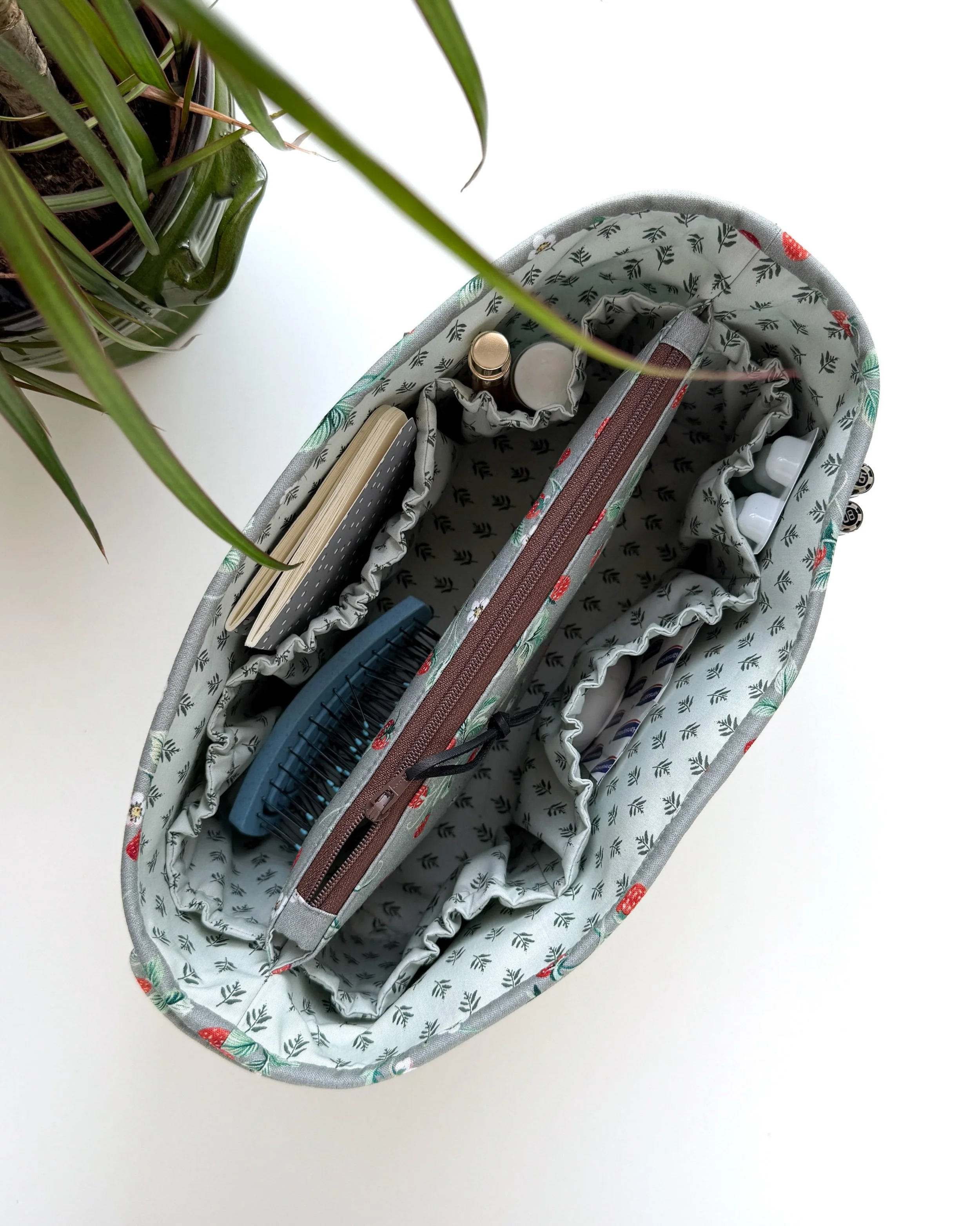 Tired of digging through your purse to find your chapstick, keys, or sunglasses? Then I have a solution for you 😁.

Sew your own Multi Pocket Organizer and give everything its own place! This practical organizer fits neatly inside your bag, with ple