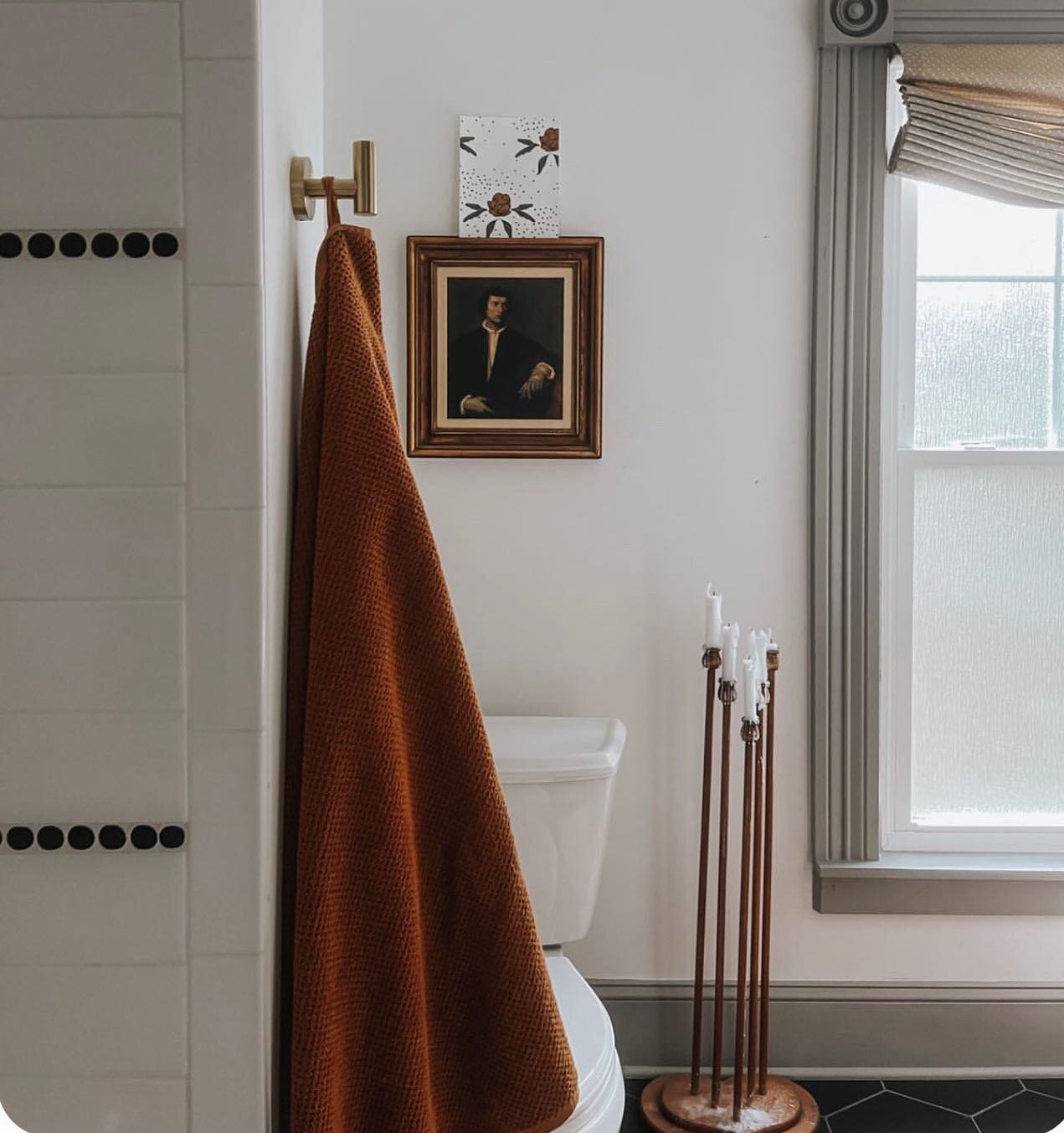 This bathroom is already magical, but I&rsquo;m loving how the search of the Marigolds in Cloud looks in this space. &hellip;@sixvintagerugs, your style is top notch. 💯