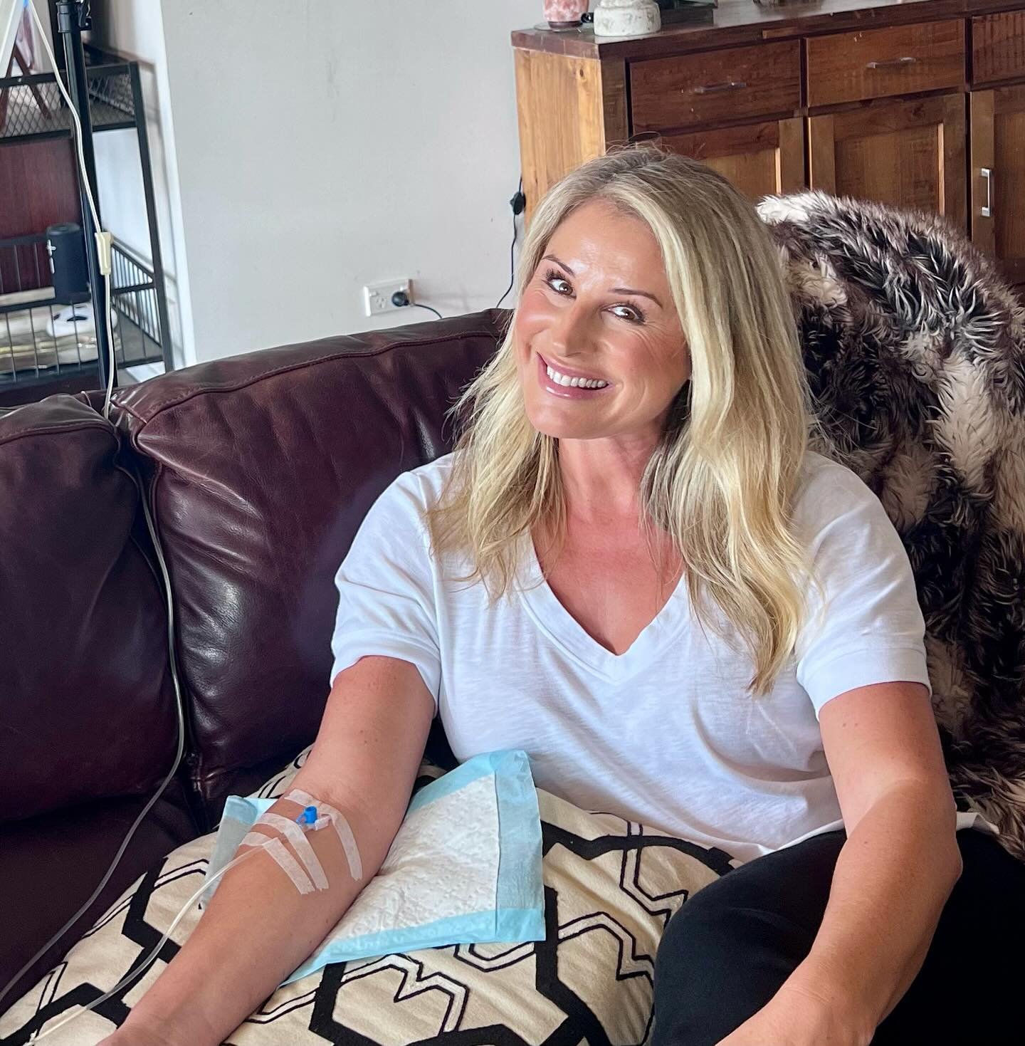 IV VITAMIN INFUSION 💗

Ahhhh I&rsquo;ve been wanting to try this for awhile now and I&rsquo;m SO glad I did! 

Yesterday, @thenutrientnurse.nz hooked me up to a Super Cocktail bag of High Dose Vitamin C, Magnesium, Vitamins B1, B2, B3, B5, B6, B12, 